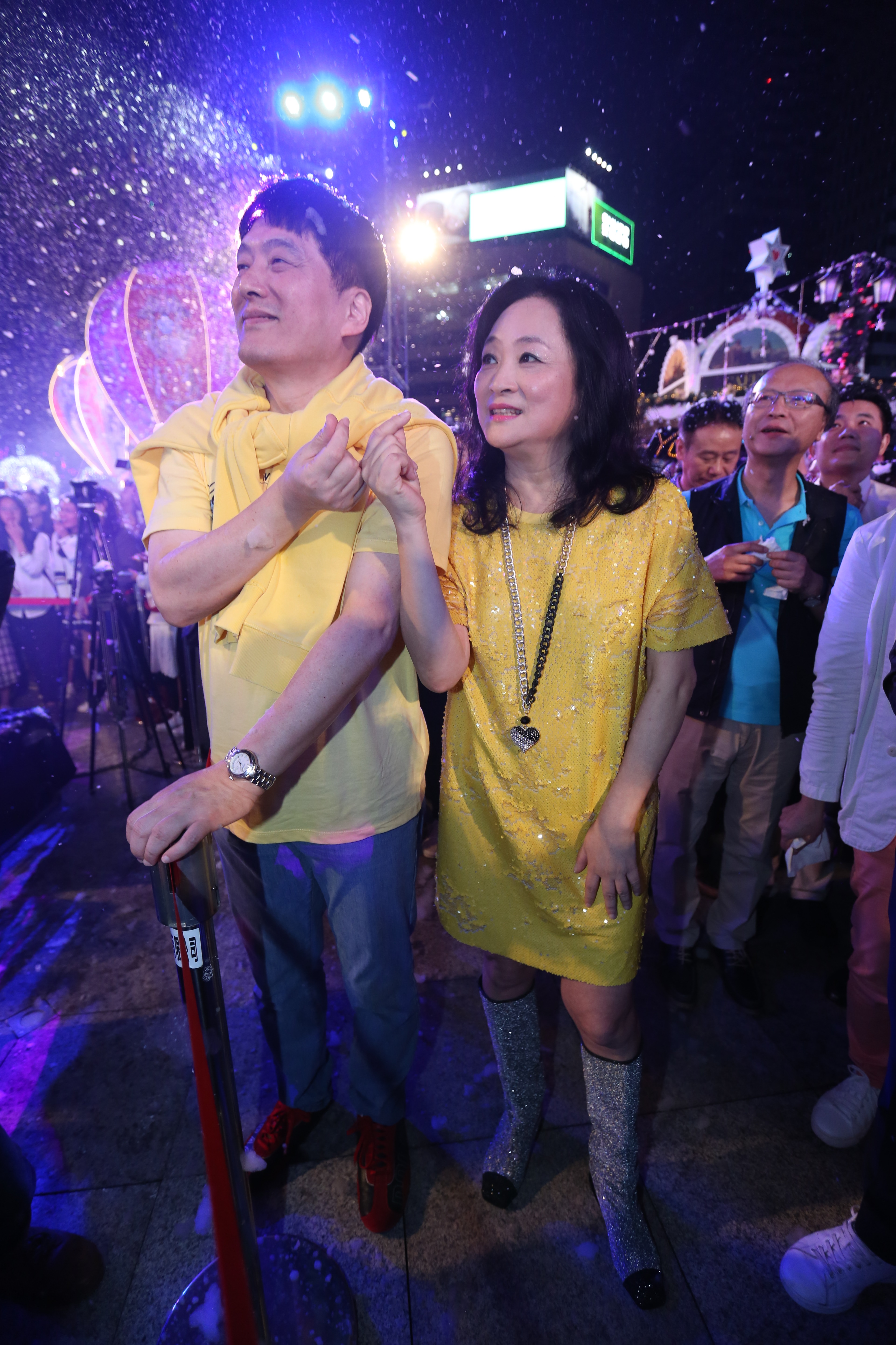 穿上縫有亮片的黃色洋裝、腳踩銀色閃亮亮的靴子,統一美麗事業董事長高秀玲(右)與羅智先一同出席「愛.Sharing」愛分享點燈活動。