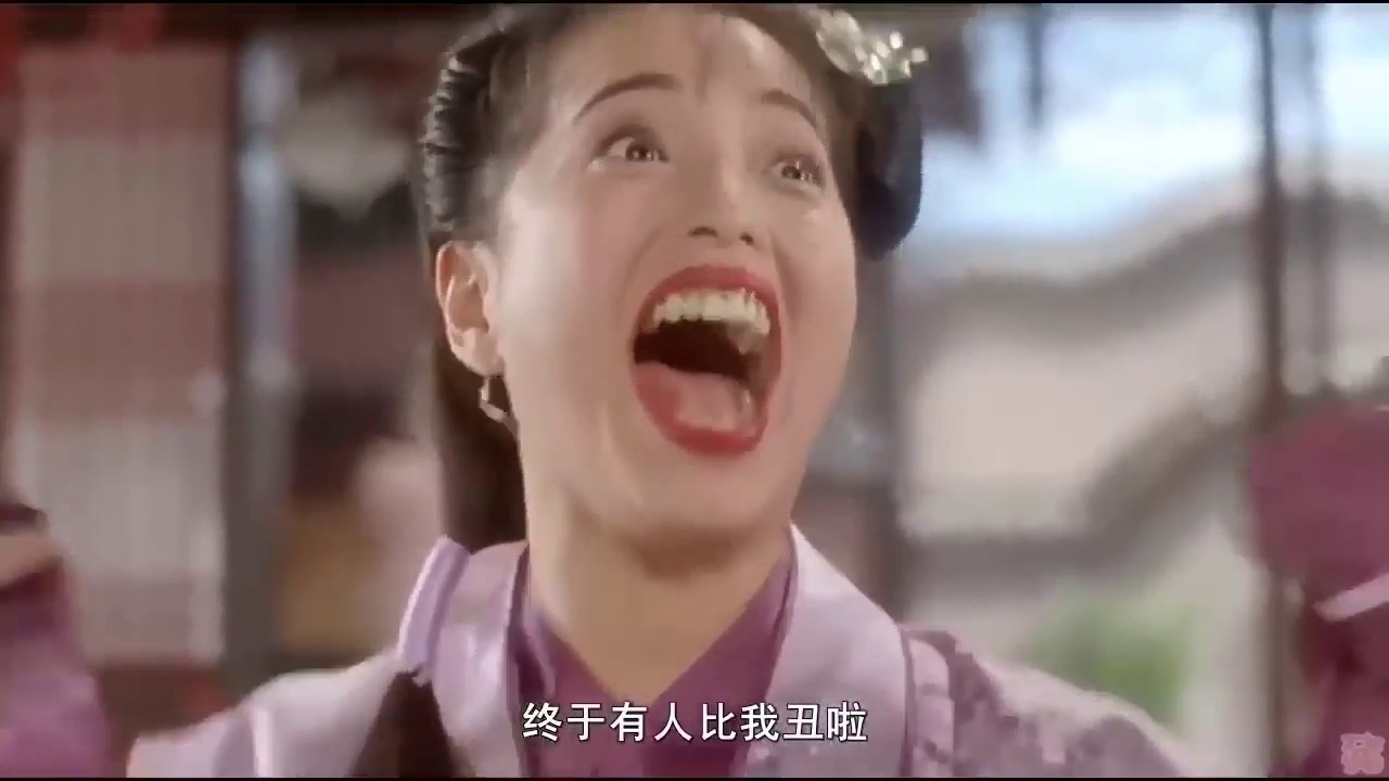 苑瓊丹在《唐伯虎點秋香》中飾演「石榴姐」,豁出去扮醜搞笑令觀眾對她印象深刻,許多影迷也都稱她為「石榴姐」。(翻攝自youtube)