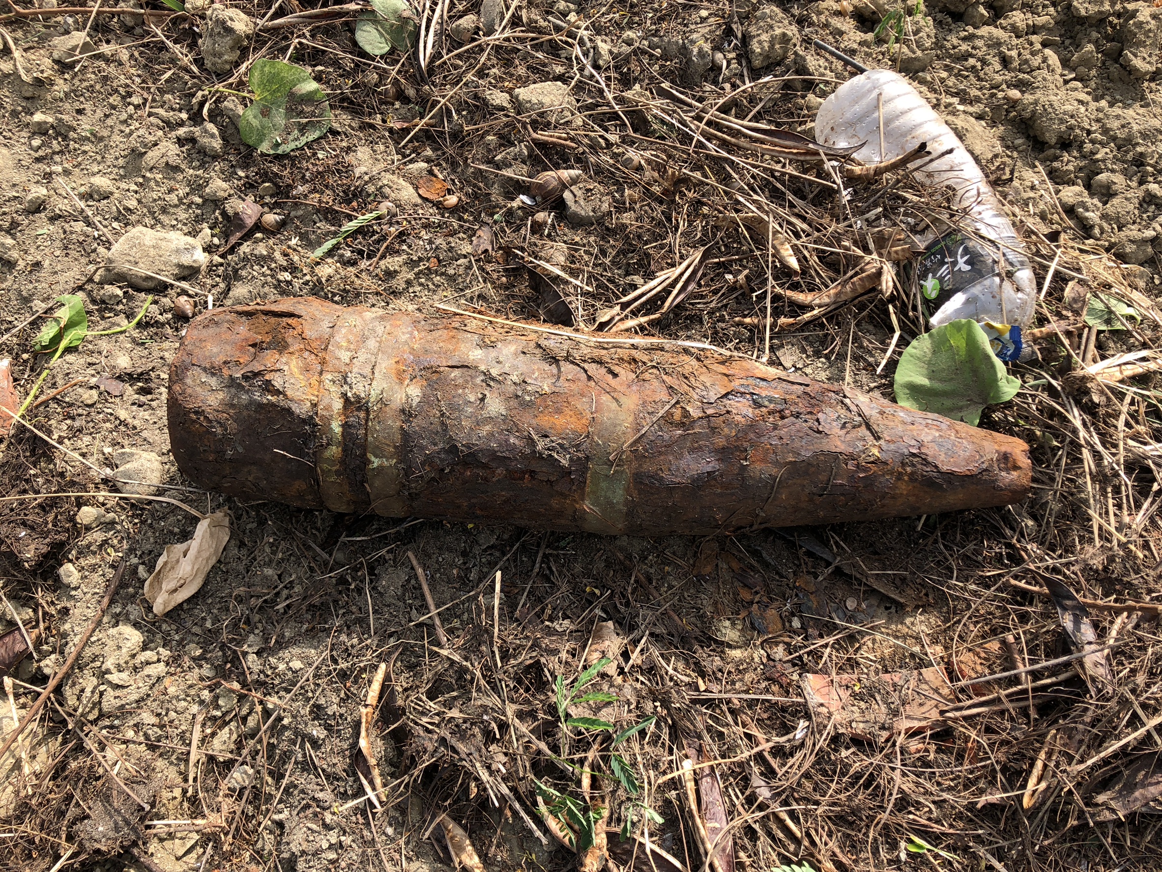 工地突挖出炸彈 擔心有危險，嚇的工人緊急停工。（警方提供）