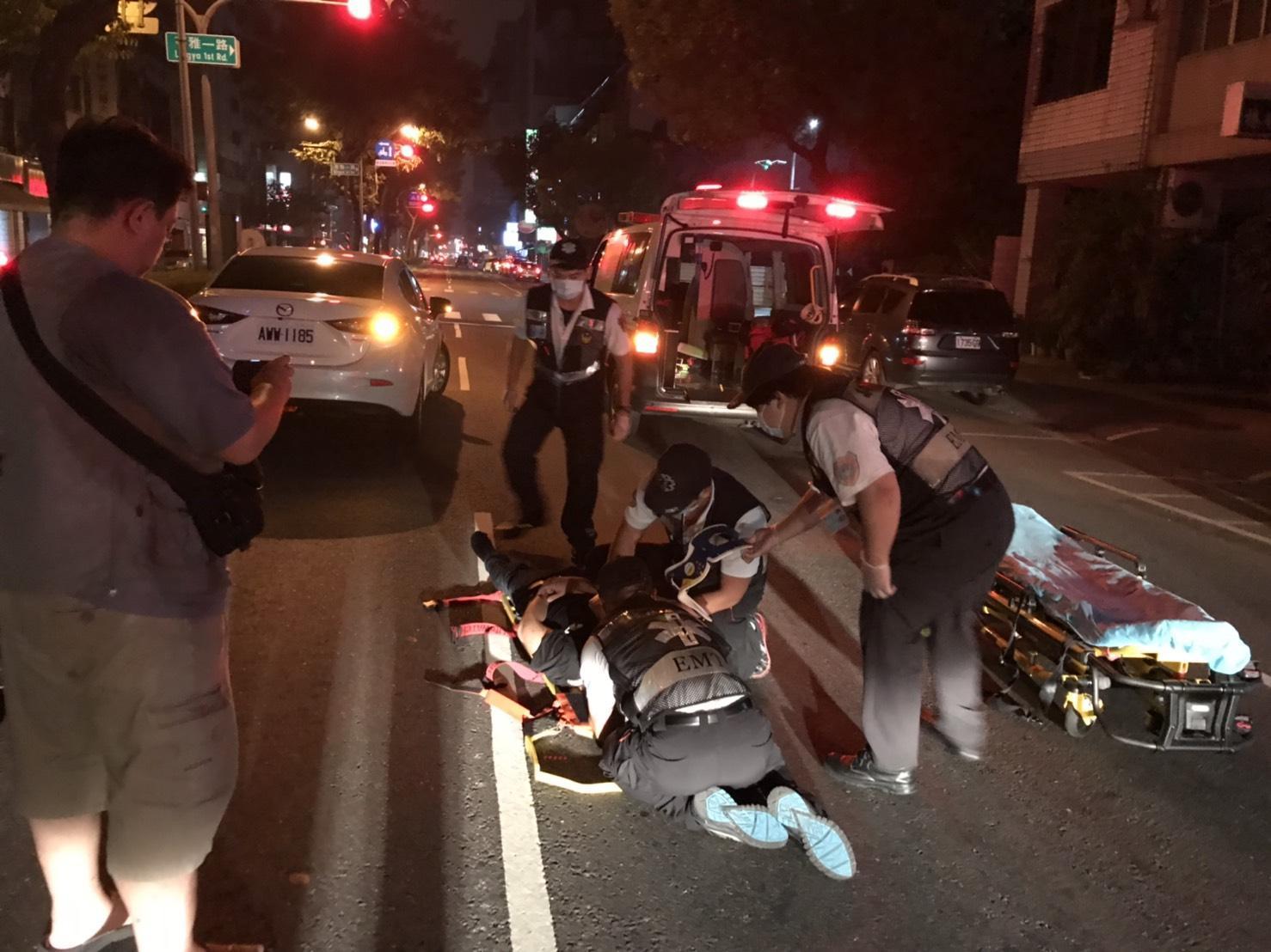 林姓男子疑因與女友分手,一時情緒激動,竟闖越車道遭白色轎車撞飛受傷。(警方提供)