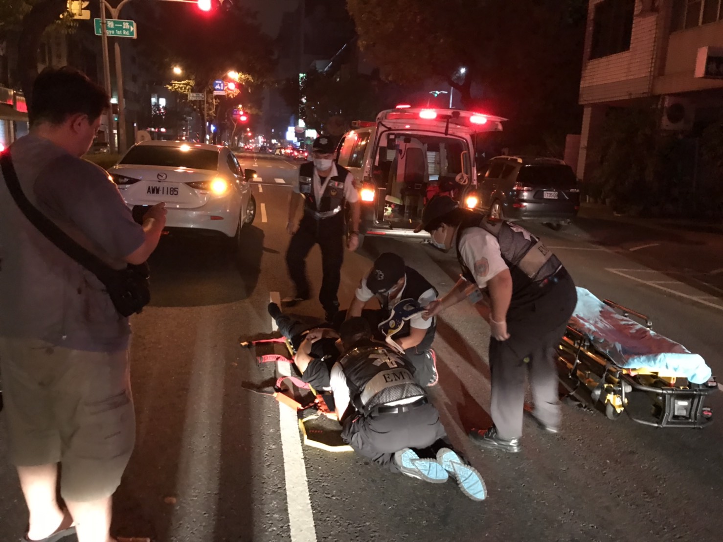 林姓男子疑因與女友分手，一時情緒激動，竟闖越車道遭白色轎車撞飛受傷。（警方提供）