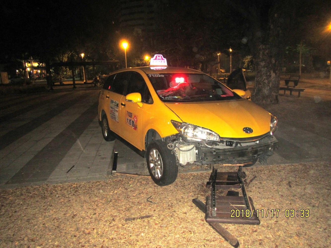 小黃運將連跑21小時，只想賺足3000元，卻疲勞駕駛撞車，因小失大。（警方提供）