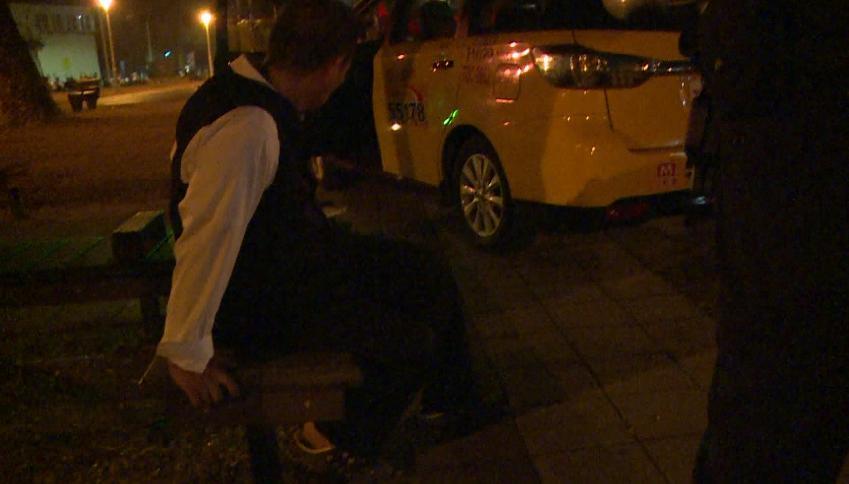 楊姓駕駛感嘆時機不好、生活不容易，為了生存只好日以繼夜開車，卻把車給撞毀。（警方提供）