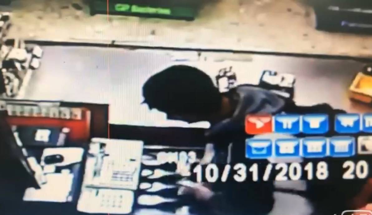 莊嫌佯裝外籍移工假裝購物,卻突然跳上櫃檯進入行搶數萬現金後快速逃跑。(翻攝畫面)