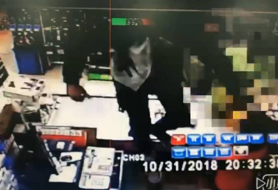 莊嫌企圖混淆警方追查，行搶時以不標準英文高喊「MONEY! MONEY!」。（翻攝畫面）