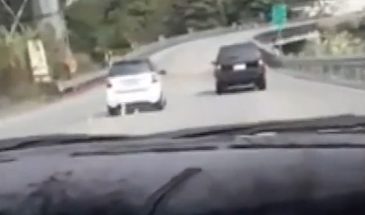 網友拍下往谷關公路上，白車超車未注意前方有分隔錐，網友笑翻。（翻攝自爆料公社）