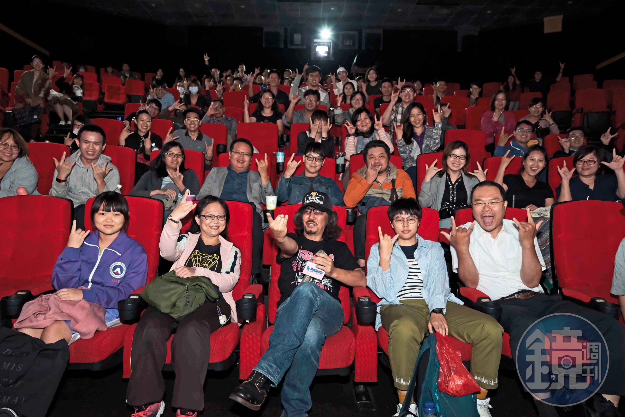  導演三木聰（前排中）日前帶著《大》片出席高雄電影節活動，並出席映後座談與觀眾分享創作理念。（高雄電影節提供）