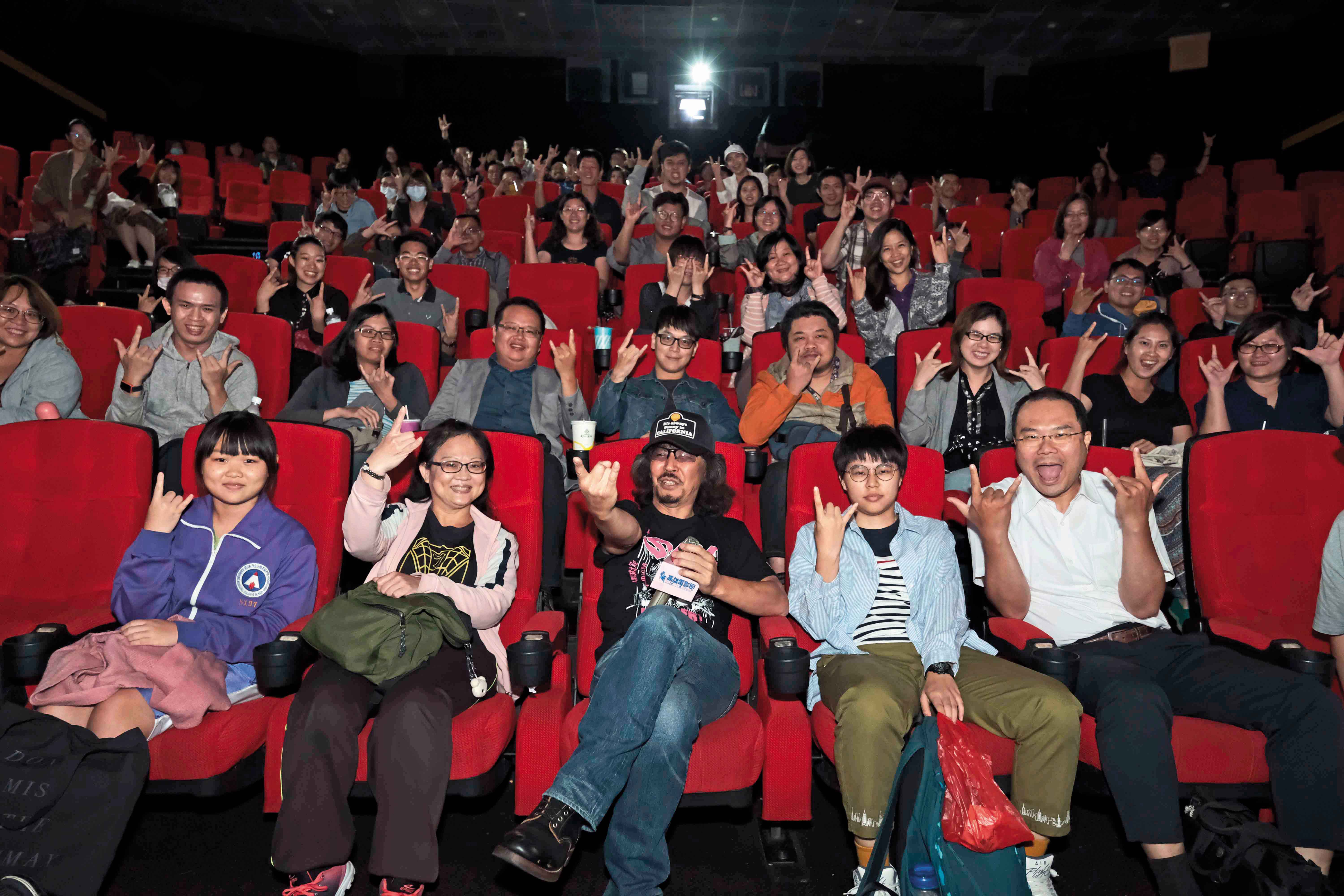  導演三木聰（前排中）日前帶著《大》片出席高雄電影節活動，並出席映後座談與觀眾分享創作理念。（高雄電影節提供）
