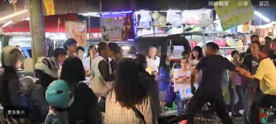 朝陽科大學生到台中霧峰德泰街夜市宣傳「婚姻平權」公投及性平相關事務，卻遭一位夜市攤販老闆出手攻擊。（翻攝自YouTube「小羊 Life & Film」）