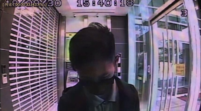 胡姓車手提款的畫面。（警方提供）