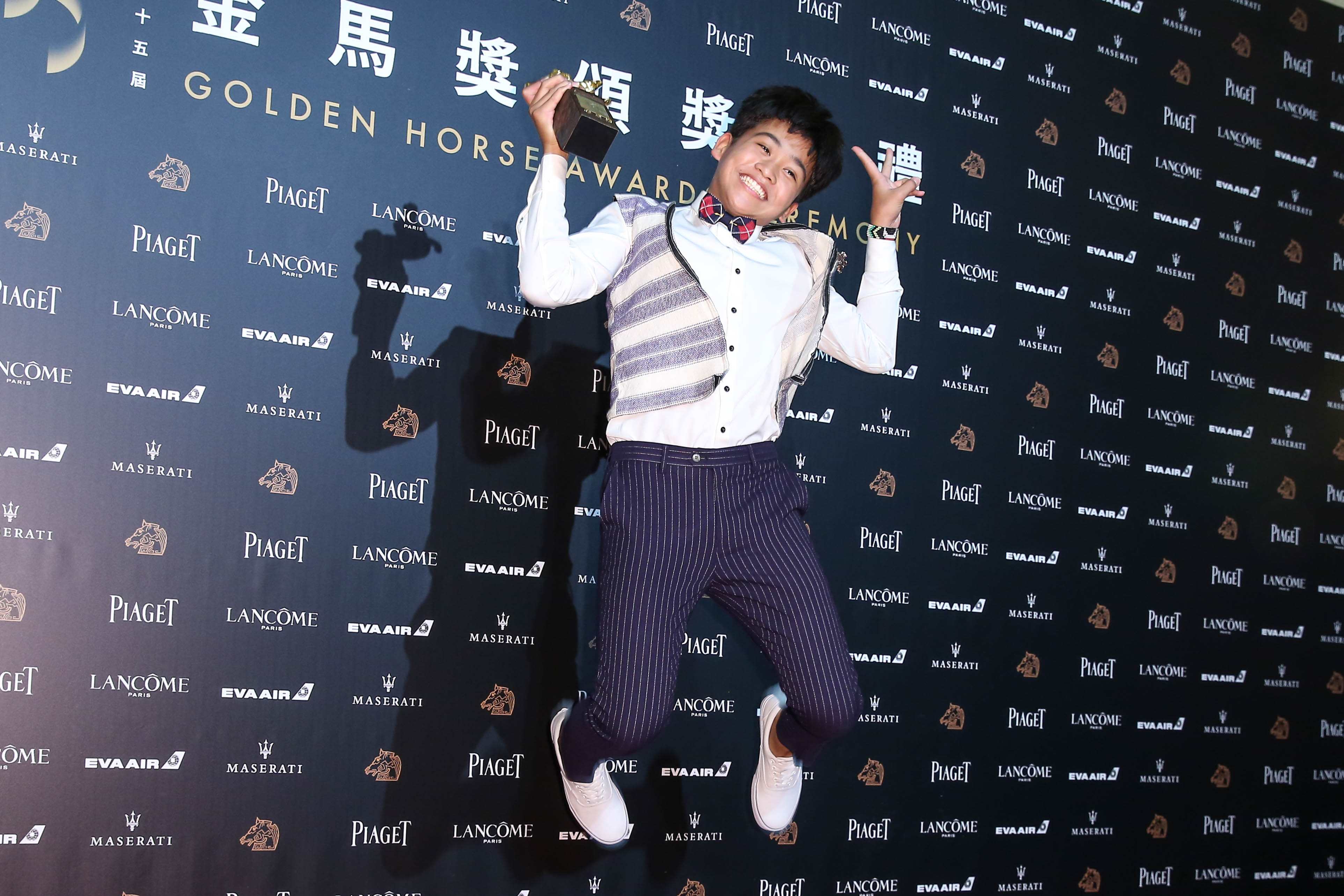鍾家駿擊敗黃聖球、張再興、傅孟柏、謝章穎獲得最佳新演員，領到獎後，他開心地在後台跳躍，展現少年童心。