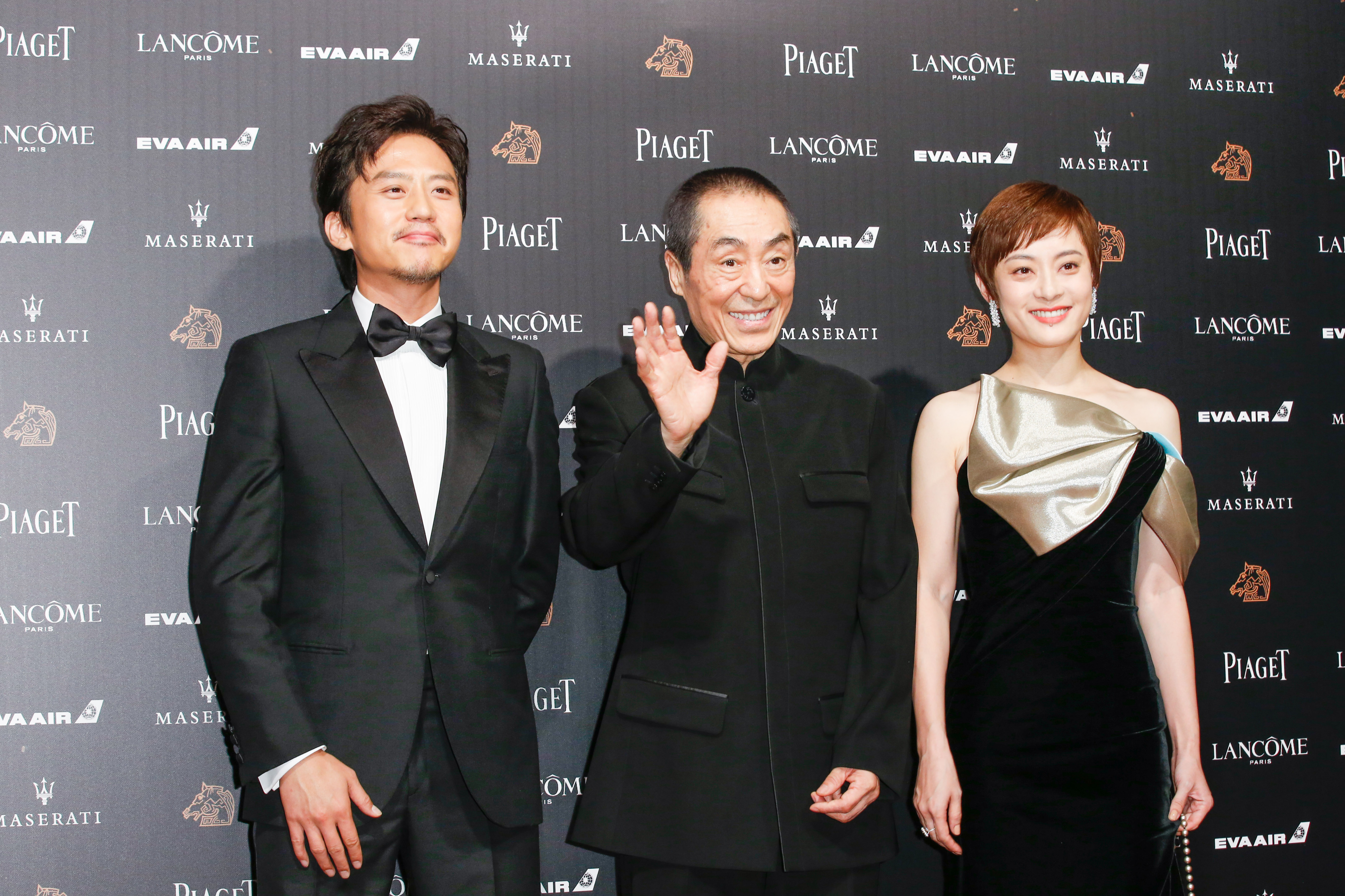 張藝謀（中）以《影》獲得金馬55最佳導演。左右為鄧超孫儷夫婦。