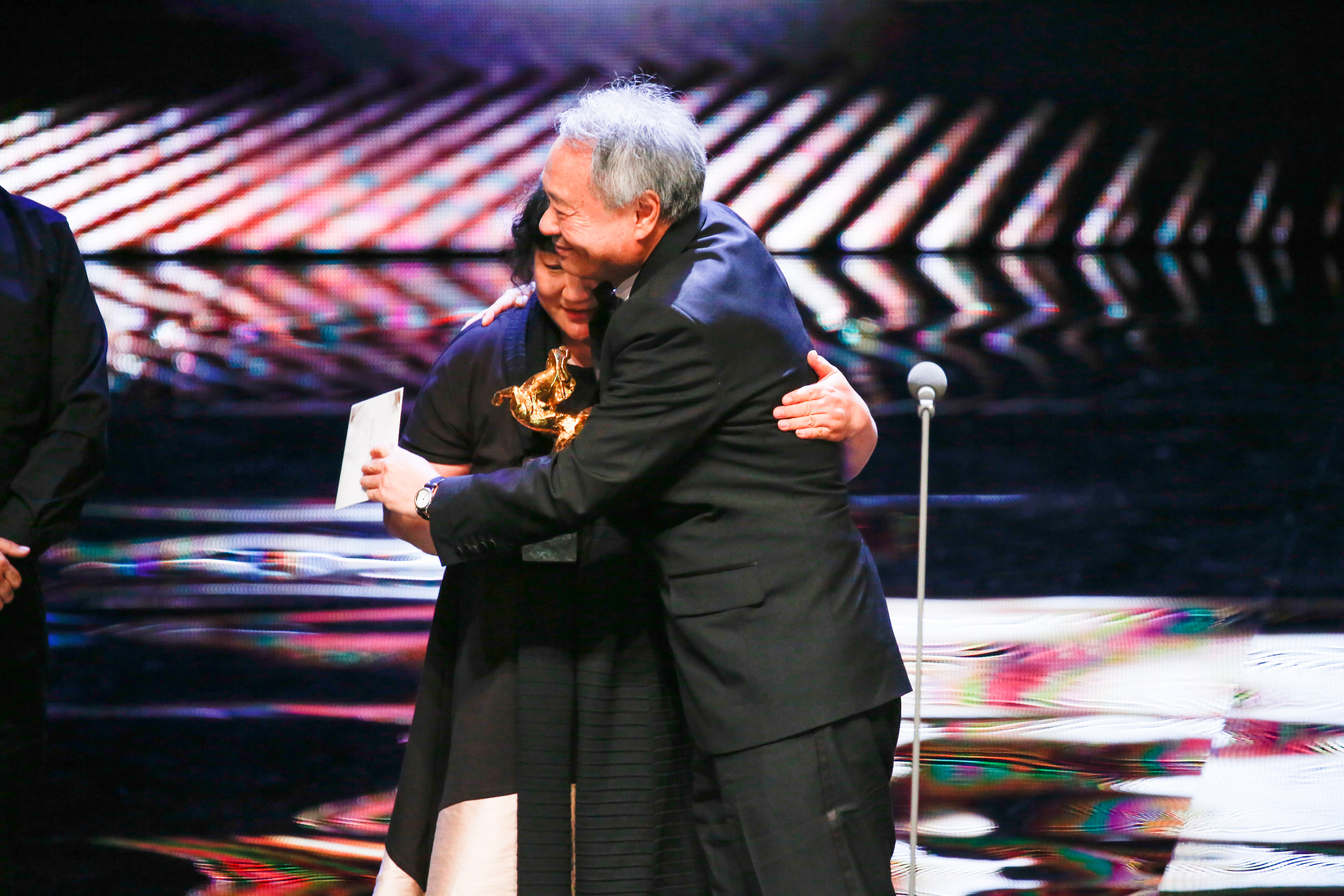 《大象席地面坐》的導演胡波在2年前自殺身亡，但他唯一一部長片就走最佳劇情長片獎及最佳改編劇本2項大獎。圖為李安在台上擁抱胡波的母親。