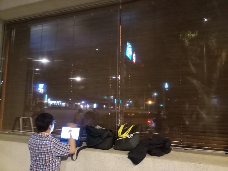 張藝謀確定不受訪,工作人員還關窗。