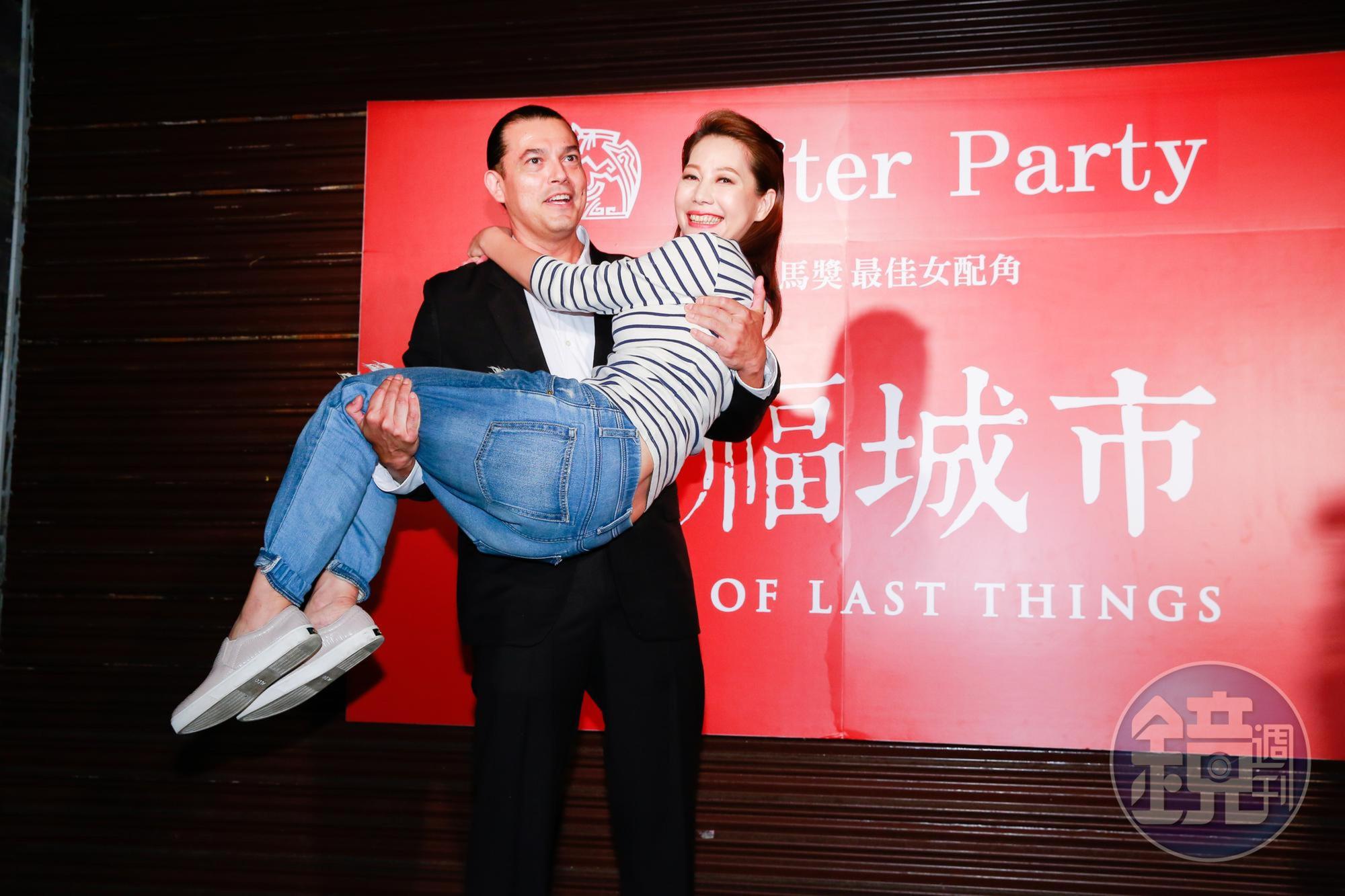 丁寧被老公新娘抱，算是另類的慶功形式。