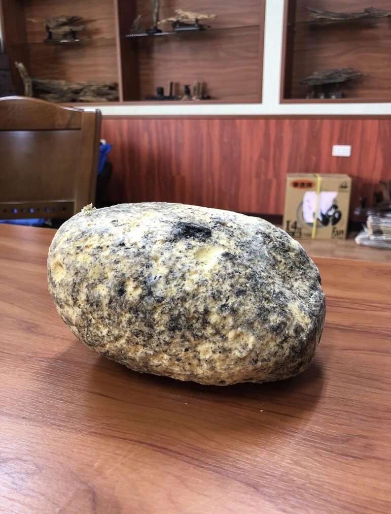 因龍涎香含有龍涎香醇和鹽酸氨溴索等，主要用來當做香水的定香劑。（翻攝畫面）