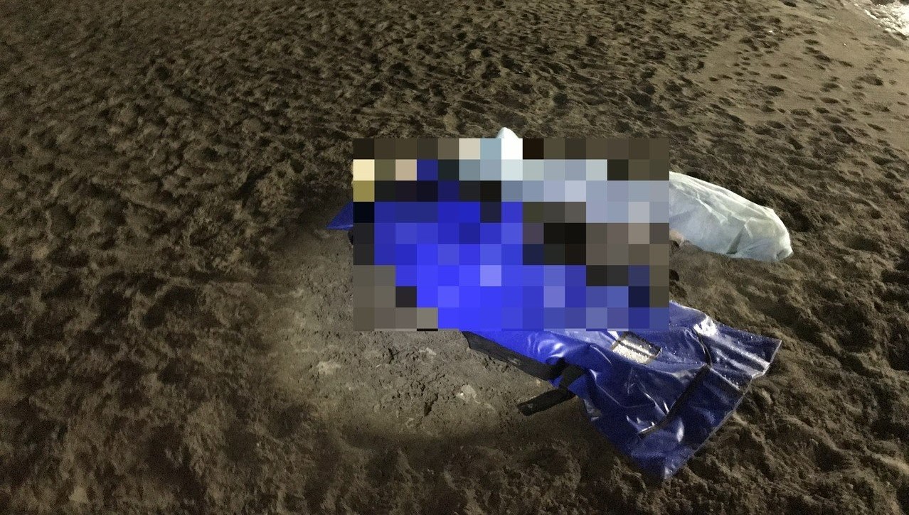 母女2人陳屍在白沙灣海水浴場上，警方研判應該是一起輕生。