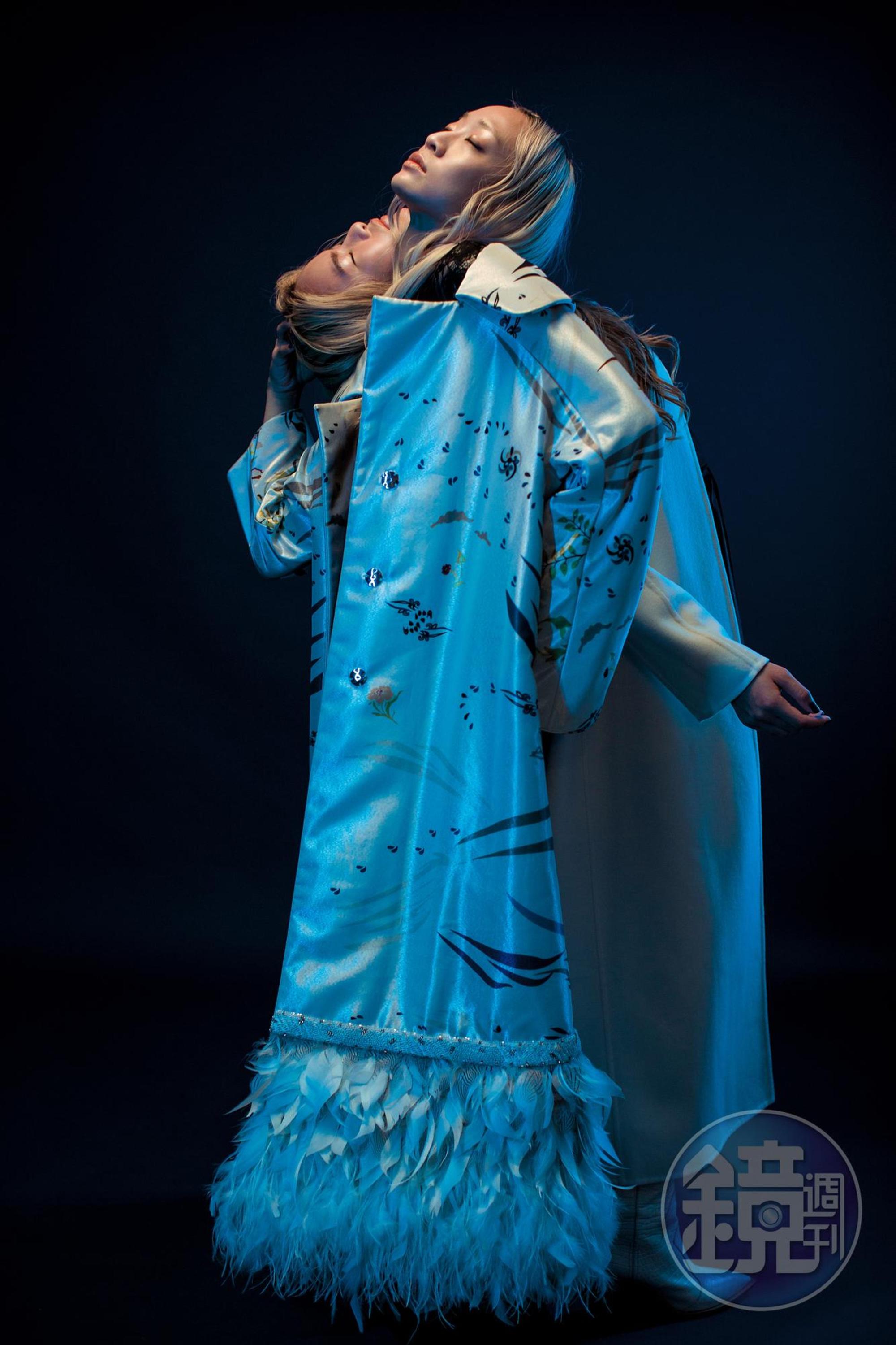 左:圖騰羽毛飾邊大衣,NT$89,800 by 夏姿;透膚黑色連身褲,NT$42,800 by Blumarine/右:米色繫帶長大衣,NT$165,400 by Max Mara;黑色連身褲裝,NT$109,000;白色短靴。NT$40,900 by FENDI