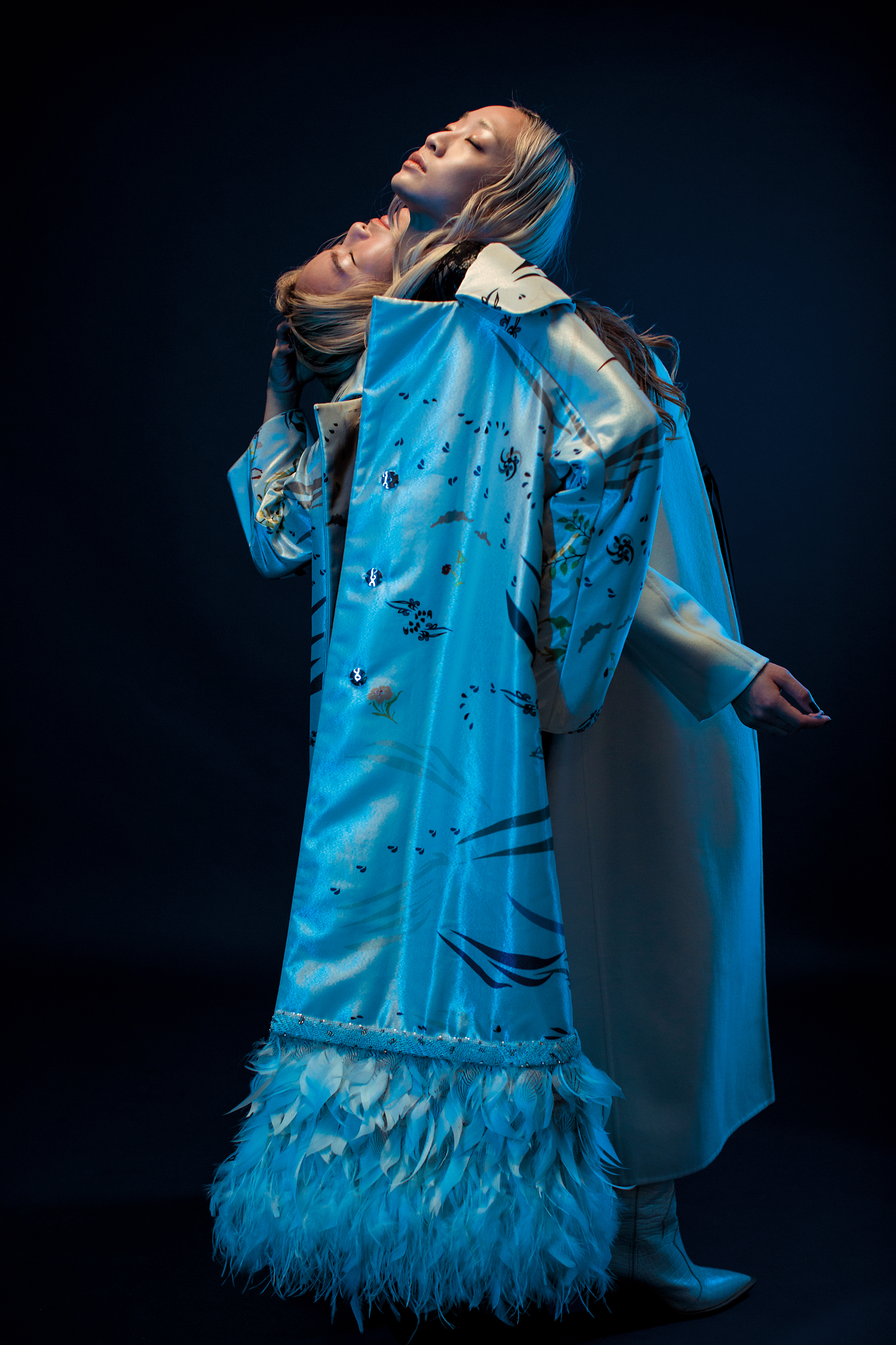 左：圖騰羽毛飾邊大衣，NT$89,800 by 夏姿；透膚黑色連身褲，NT$42,800 by Blumarine／右：米色繫帶長大衣，NT$165,400 by Max Mara；黑色連身褲裝，NT$109,000；白色短靴。NT$40,900 by FENDI