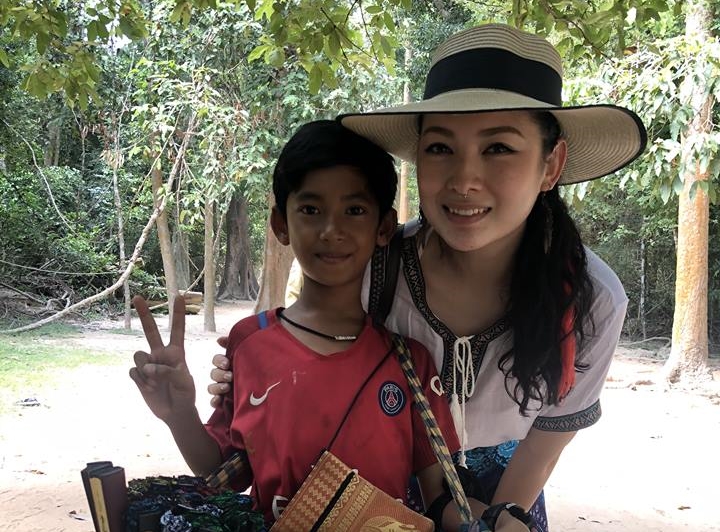 被稱作「人間天使」的檳城女遊客Venus Gwc與塔信（Thaksin）的合影。（翻攝自Venus Gwc臉書）