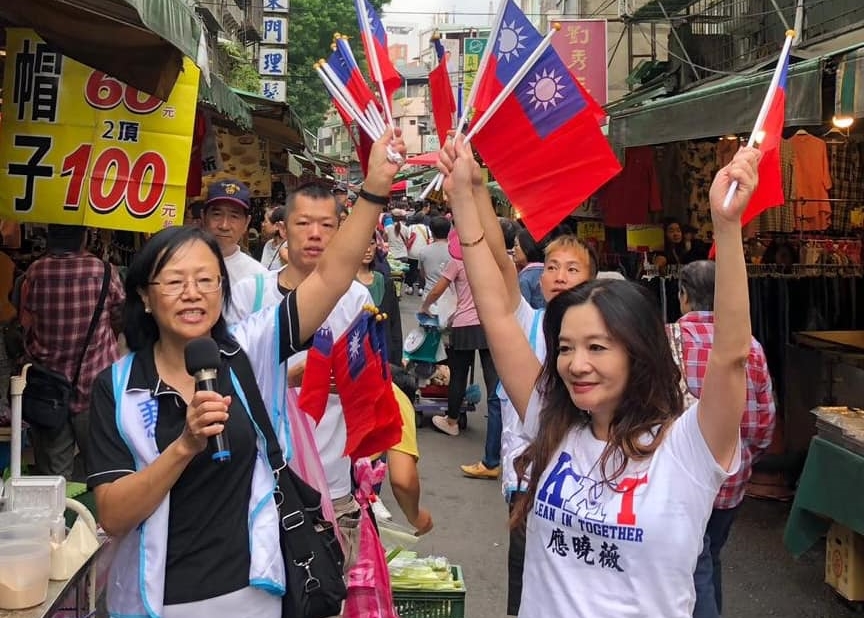 台北市中正、萬華區議員應曉薇（右）疑在選舉公報上刊登不實學歷。（翻攝自應曉薇臉書）