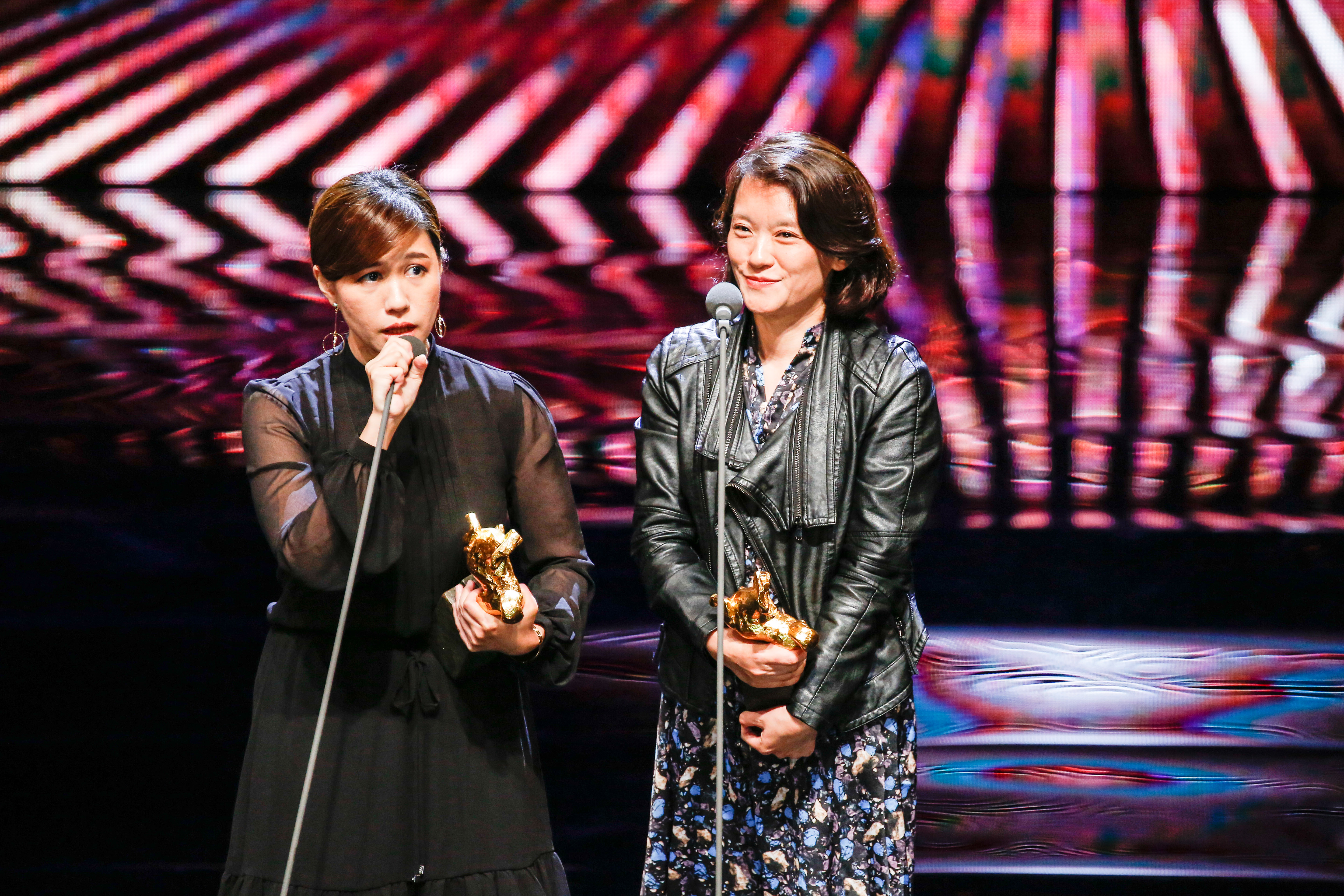 《我們的青春,在台灣》獲得最佳紀錄片獎後,導演傅榆(左)發言表示希望我們的國家可以被當作一個真正獨立的個體來看待。