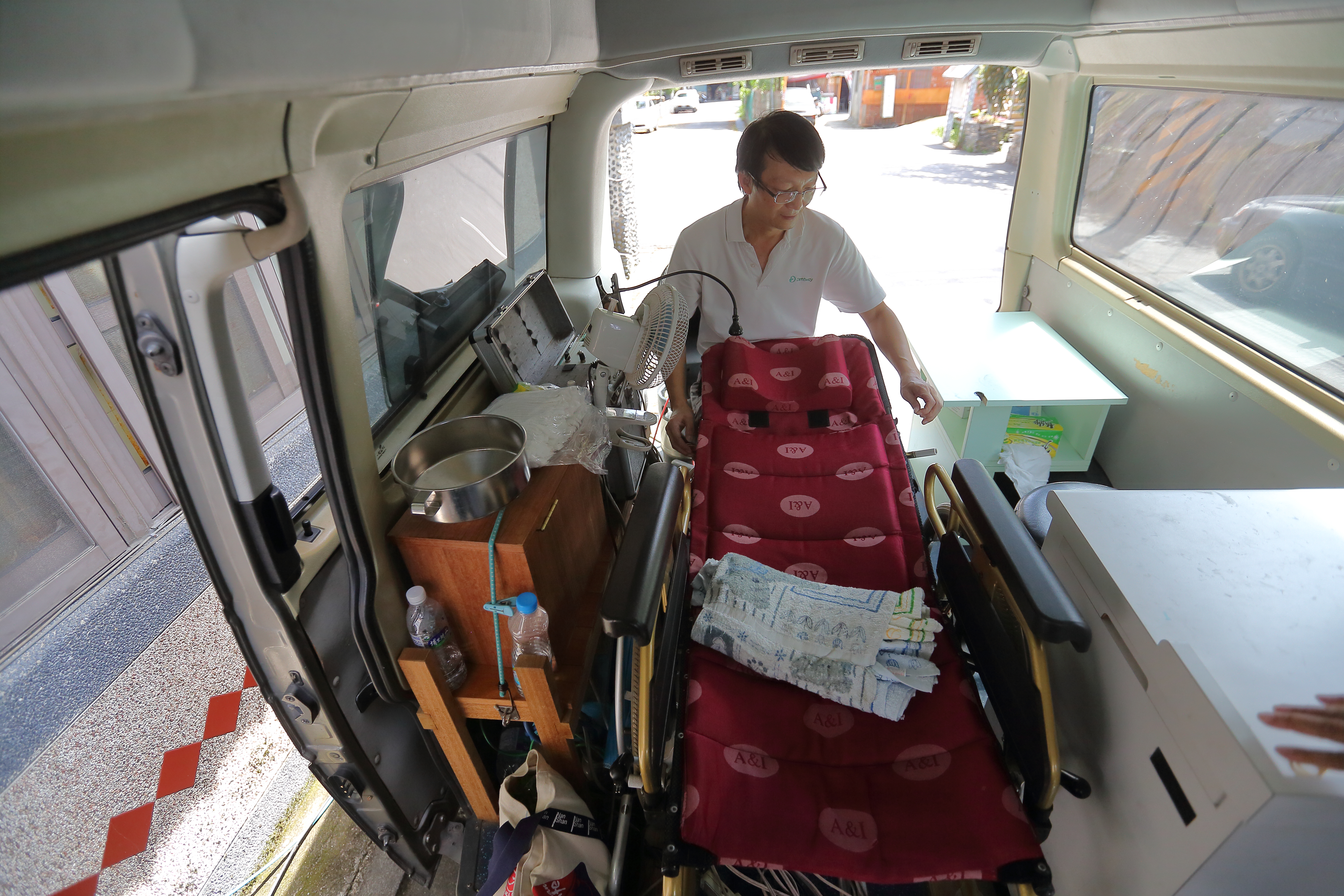 德威旗下醫師王佑崑自費打造二手醫療巡迴車，利用午休時間到南投偏鄉小學替學生免費看診。