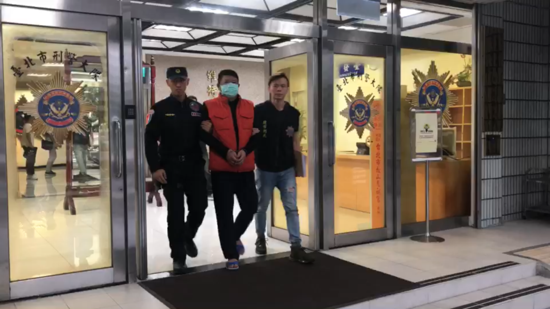 綽號「俊哥」之55歲張嫌涉嫌在台以煙酒商行作為掩護，專事經營重利借貸。（警方提供）