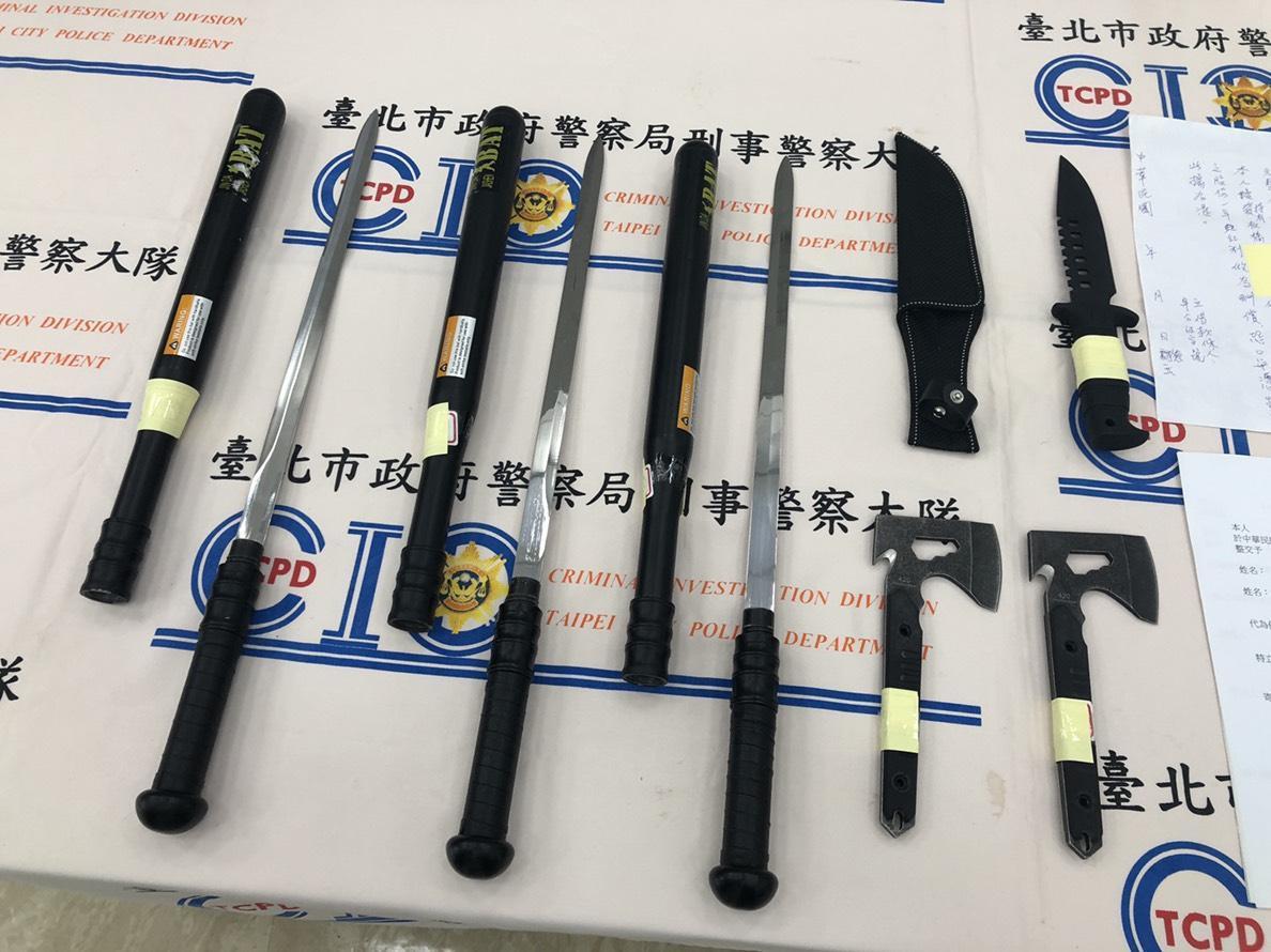 起獲棒球刀3支、斧頭2支、藍波刀1支、本票、被害人借據等相關證物。(警方提供)