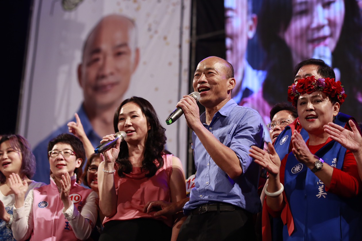 韓國瑜17日首次與夫人李佳芬同框放閃。