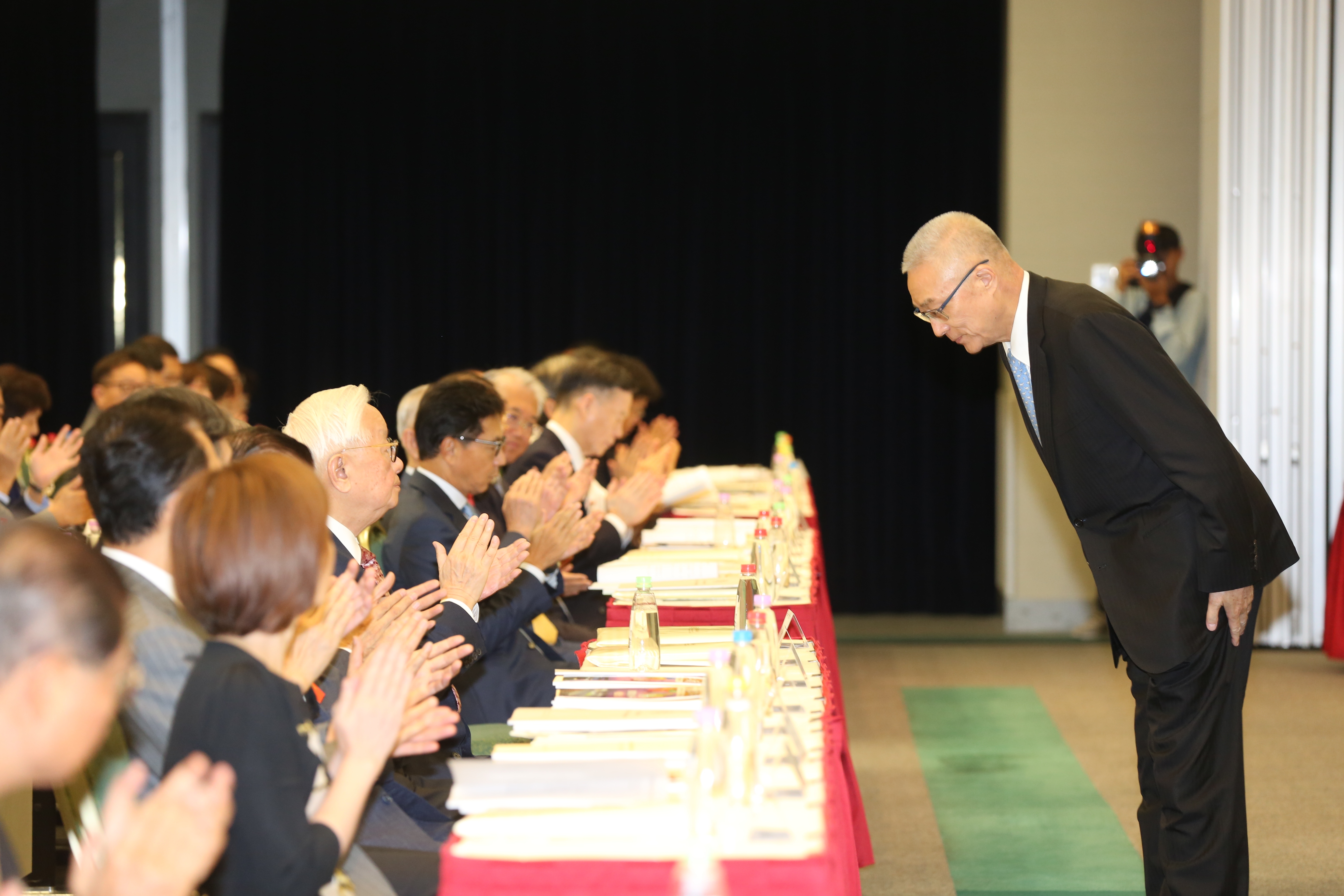 吳敦義今在親上火線滅火，多次坦承失言，也在媒體前鞠躬向陳菊道歉。（本刊資料照）