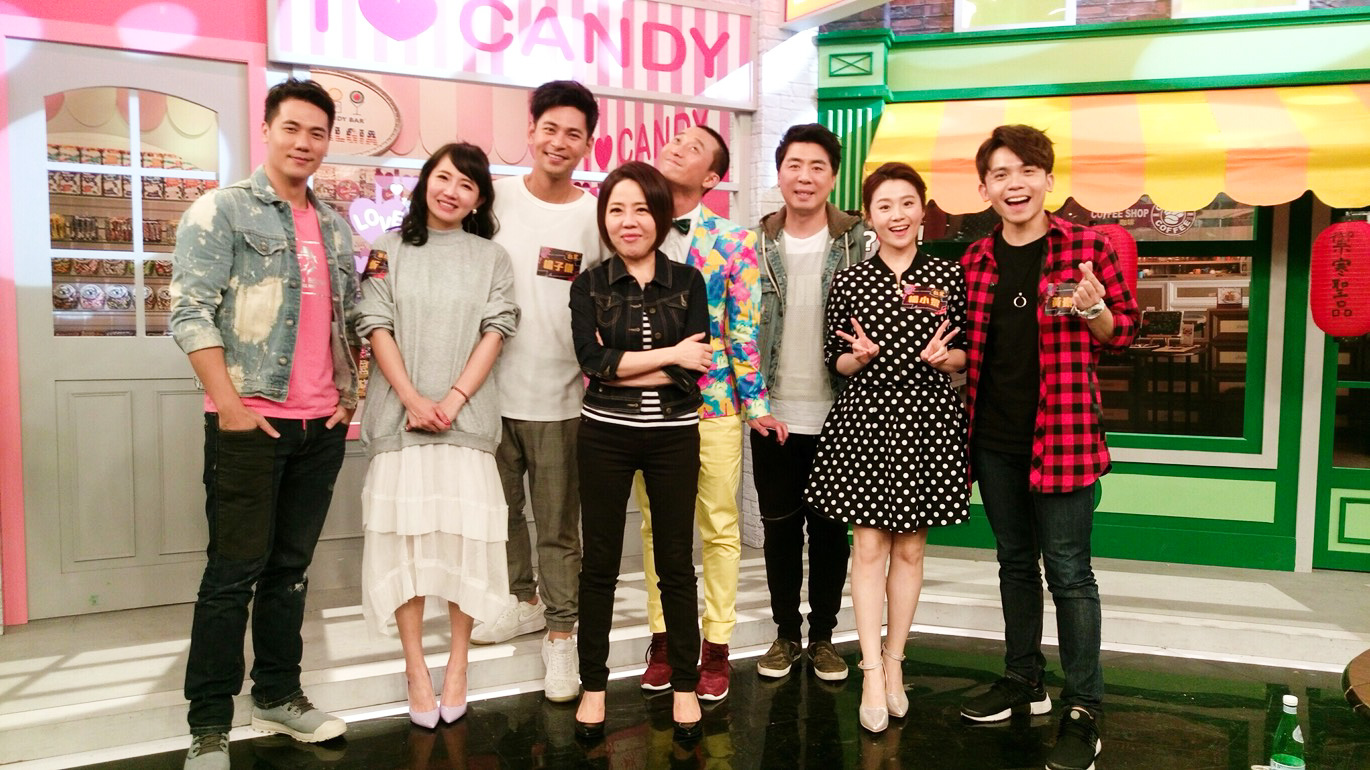 衛視中文台《請問你是哪裡人》大合照，左起惟毅、謝忻、楊子儀、于美人、浩子、梁赫群、楊小黎、黃豪平。（衛視中文台供）