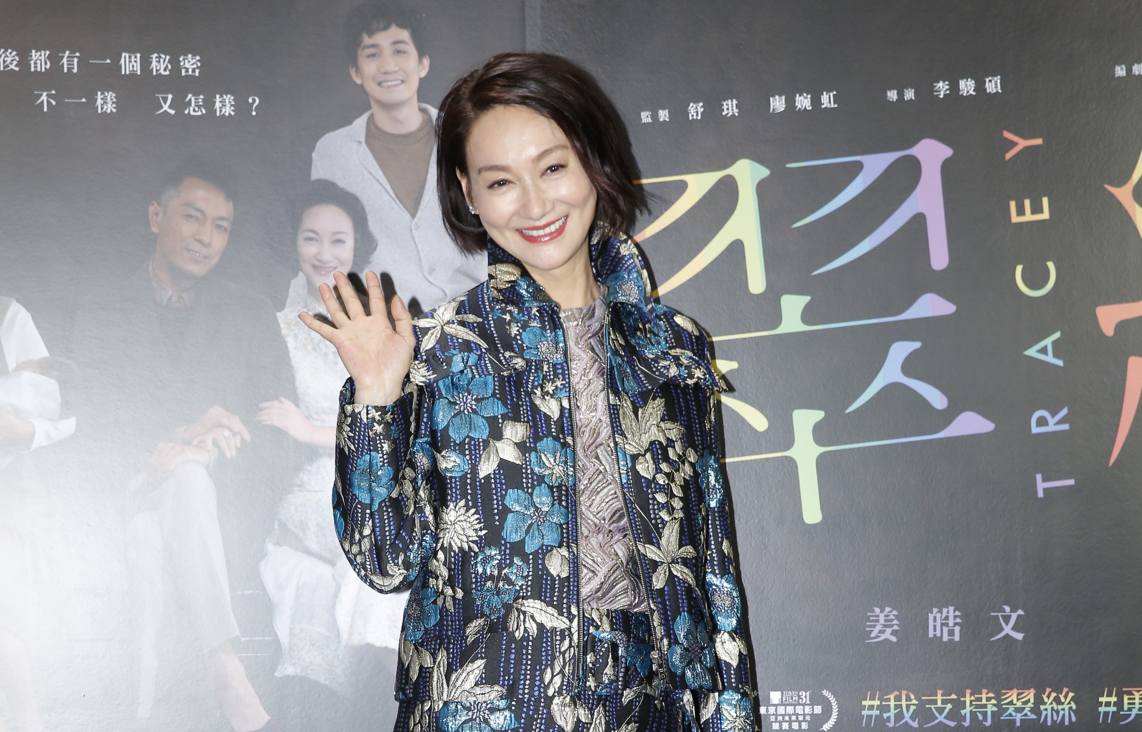 惠英紅解釋昨晚未出席慶功宴，是因為自己乾眼症，隱形眼鏡乾了令眼睛很痛，會後馬上趕回飯店，才沒出席慶功。