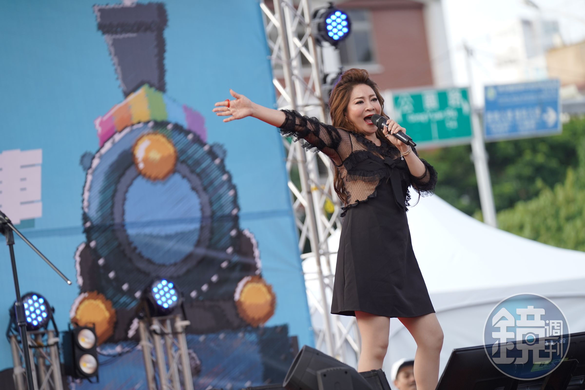 「台灣濱崎步」王彩樺打頭陣豋場演唱夯曲〈保庇〉。（婚姻平權大平台提供）