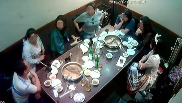 十餘名陸客前往火鍋店用餐卻未付款，被質疑吃霸王餐。（翻攝畫面）