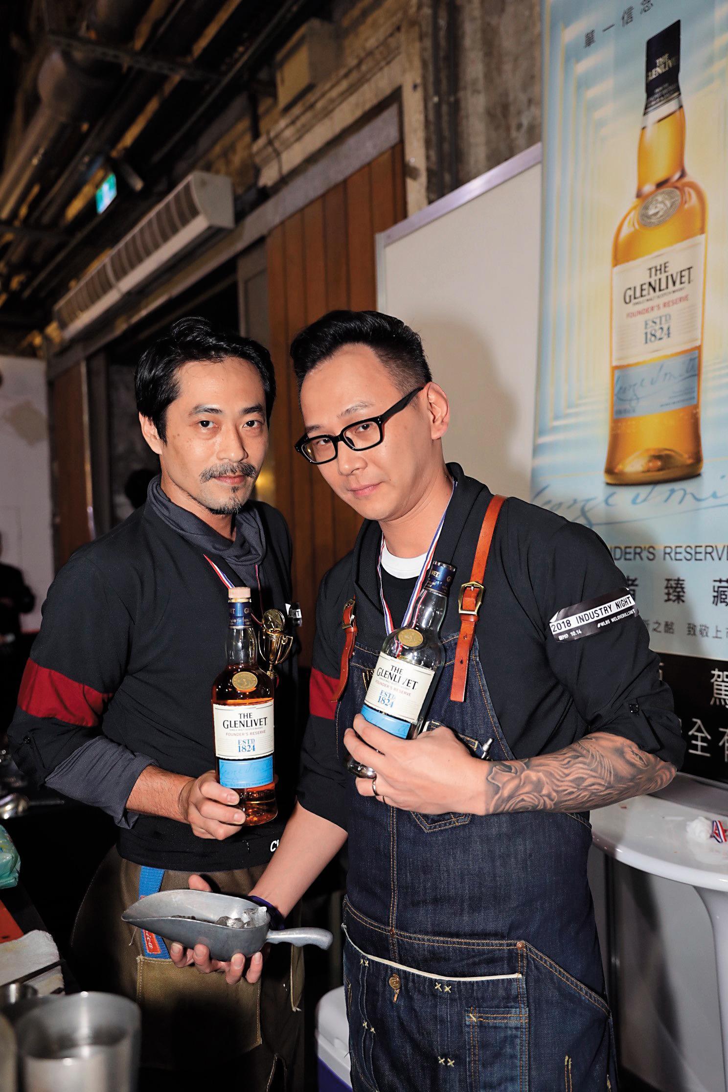 2位從高雄北上的Bartender，Asen（左）及Pietro（右）替格蘭利威站台。