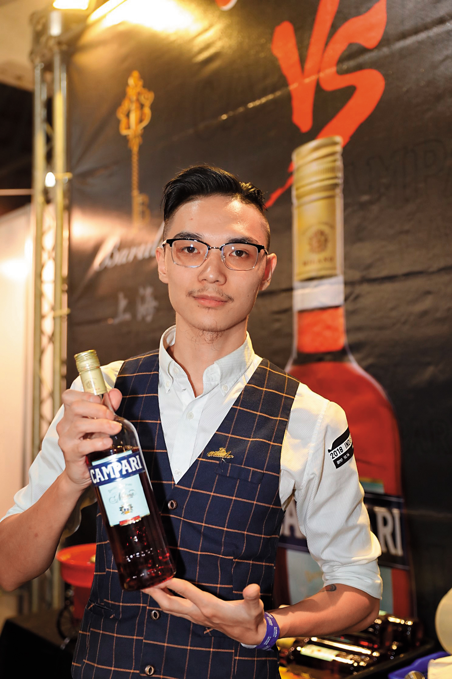 墨子與上海的酒吧合作，而Bartender小T的手上拿著義大利知名基酒Campari。