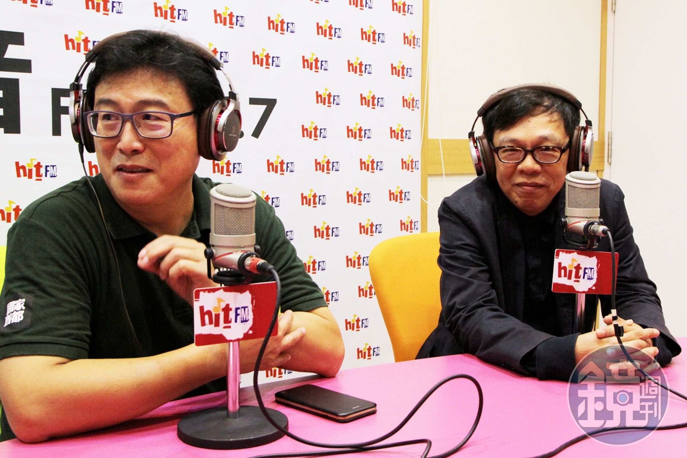 民進黨台北市長候選人姚文智（左）與海基會祕書長姚人多（右）今早接受電台專訪。（Hit Fm《蔻蔻早餐》製作單位提供）