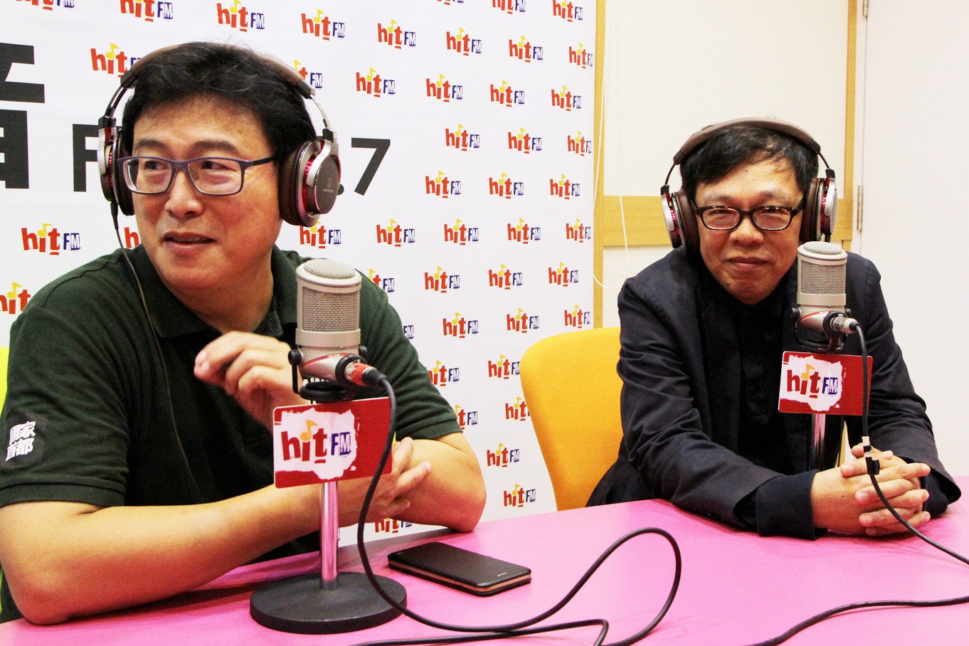 民進黨台北市長候選人姚文智（左）與海基會祕書長姚人多（右）今早接受電台專訪。（Hit Fm《蔻蔻早餐》製作單位提供）