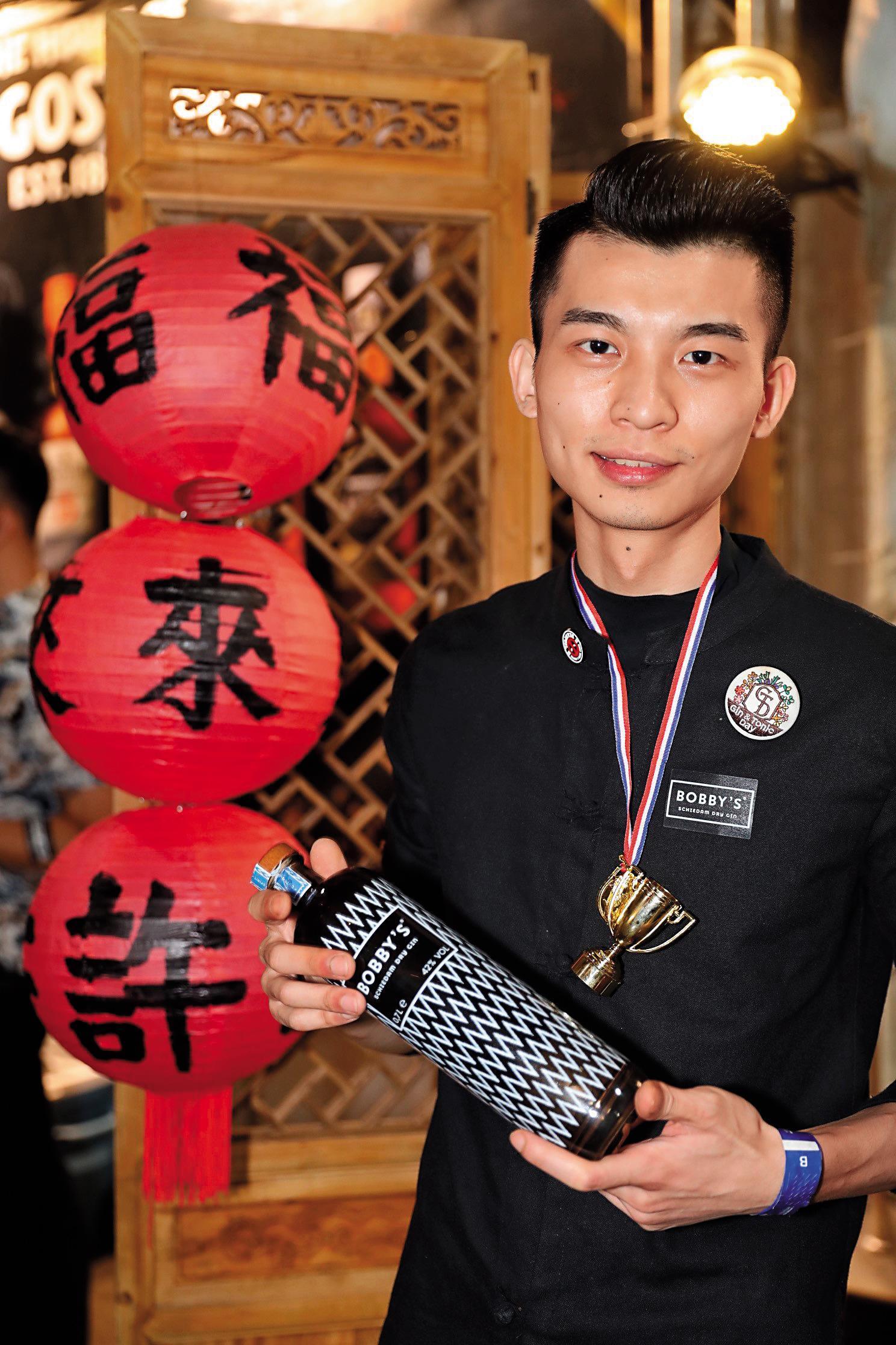 福來許（發琴吧）是國內數一屬二的琴酒吧，調酒師Lin Yu Kai手上拿著這瓶Bobby Gin是款時尚又好喝的琴酒。