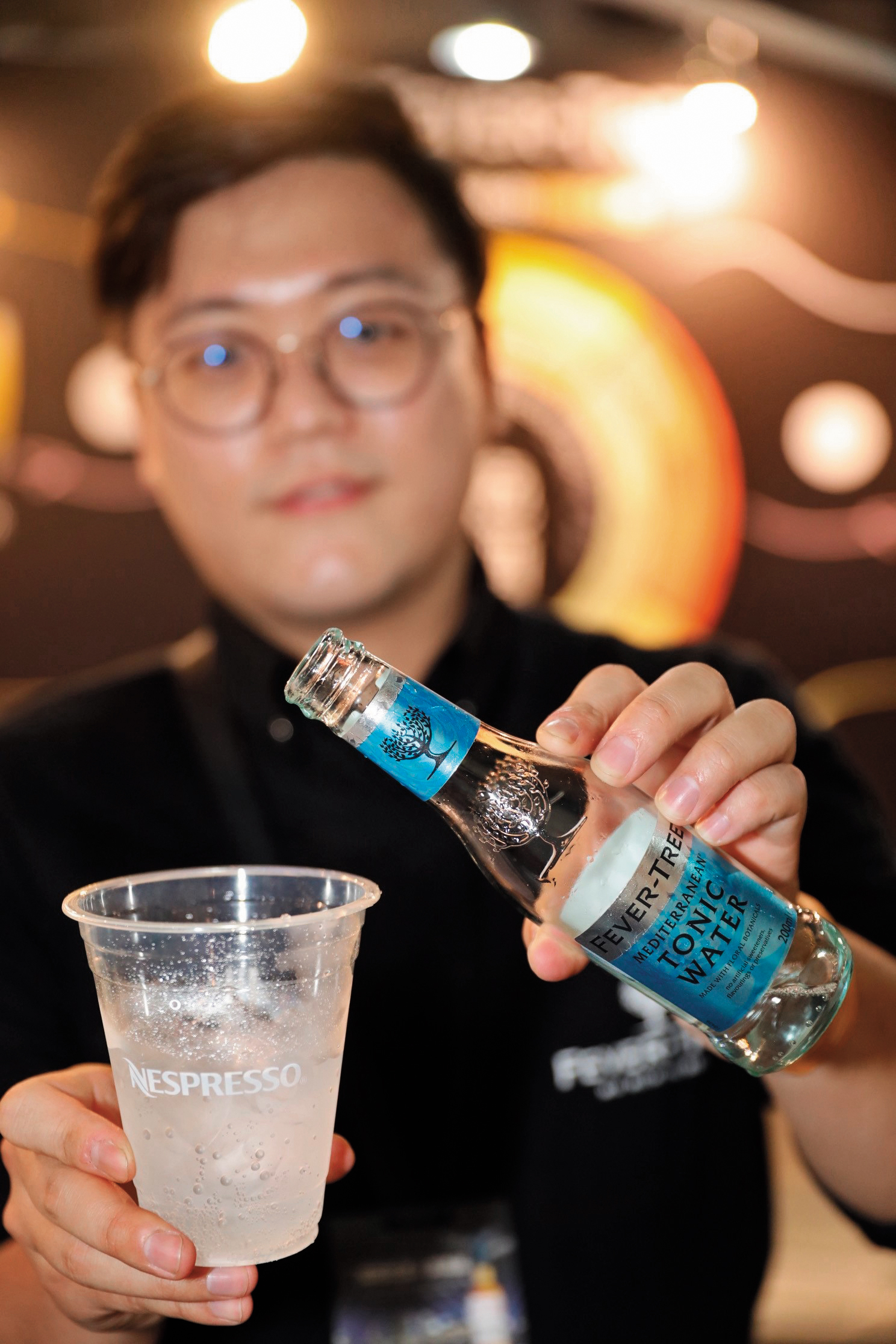 首先把杯子裝了冰塊，然後Allen示範他們家來自地中海的Fever-Tree通寧水。