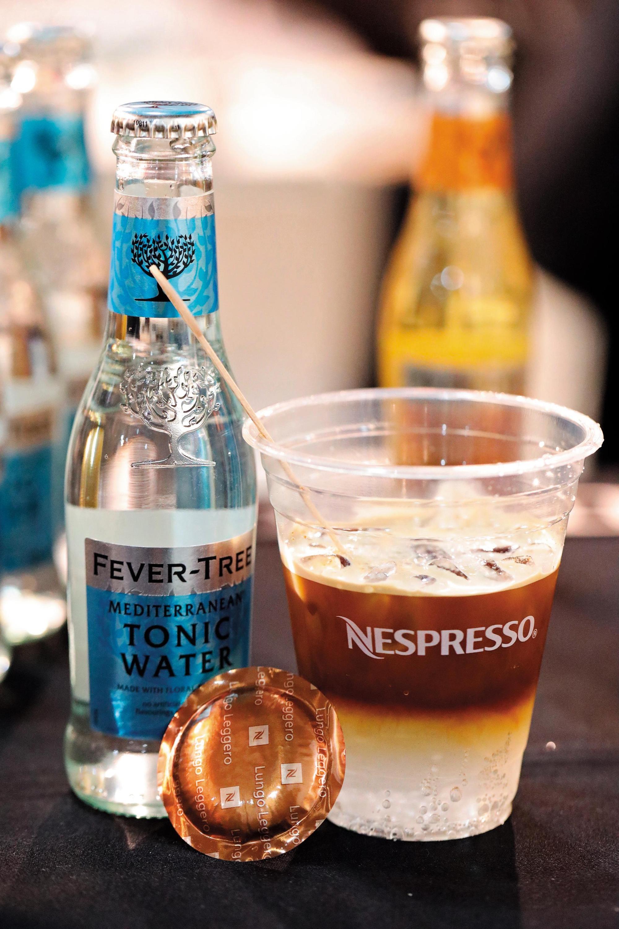 就成為無酒精又醒腦的Nesepresso-Fever Tree的「通寧咖啡」，如果你要加薑汁汽水（黃瓶）也可以，也能在家裡試試喔。