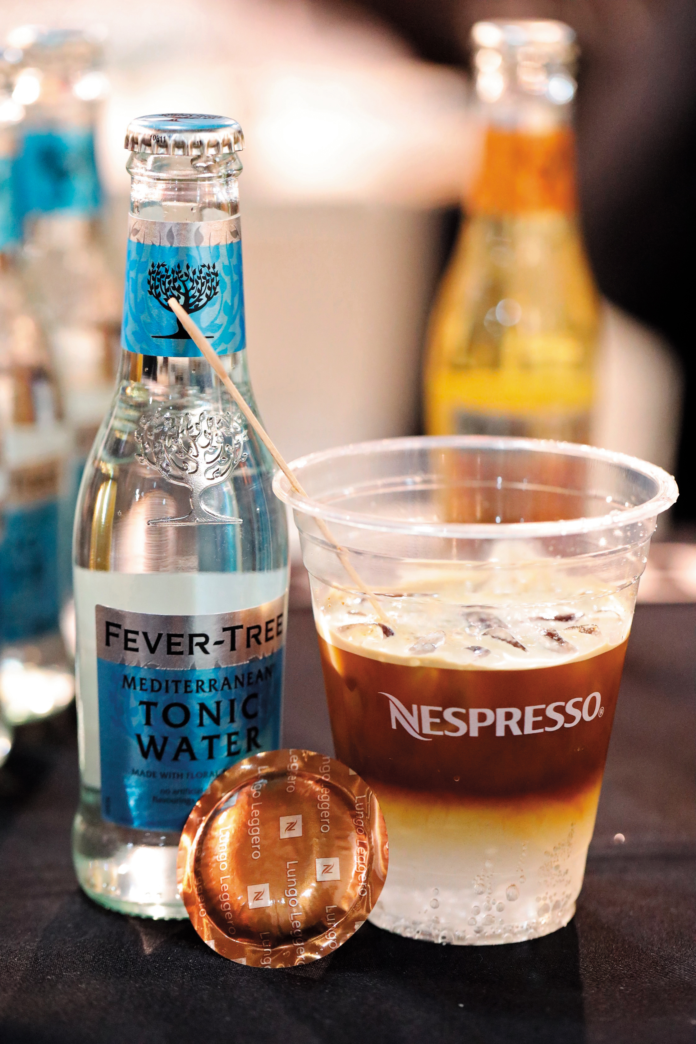 就成為無酒精又醒腦的Nesepresso-Fever Tree的「通寧咖啡」，如果你要加薑汁汽水（黃瓶）也可以，也能在家裡試試喔。