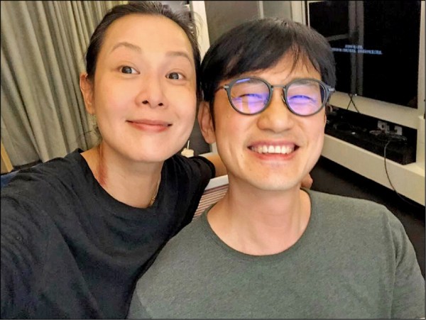 陳建騏（右）在原本準備好金馬得獎時公布的感謝文中，寫下他26歲時和父母出櫃的過程，也呼籲大家支持婚姻平權。（翻攝陳建騏臉書）