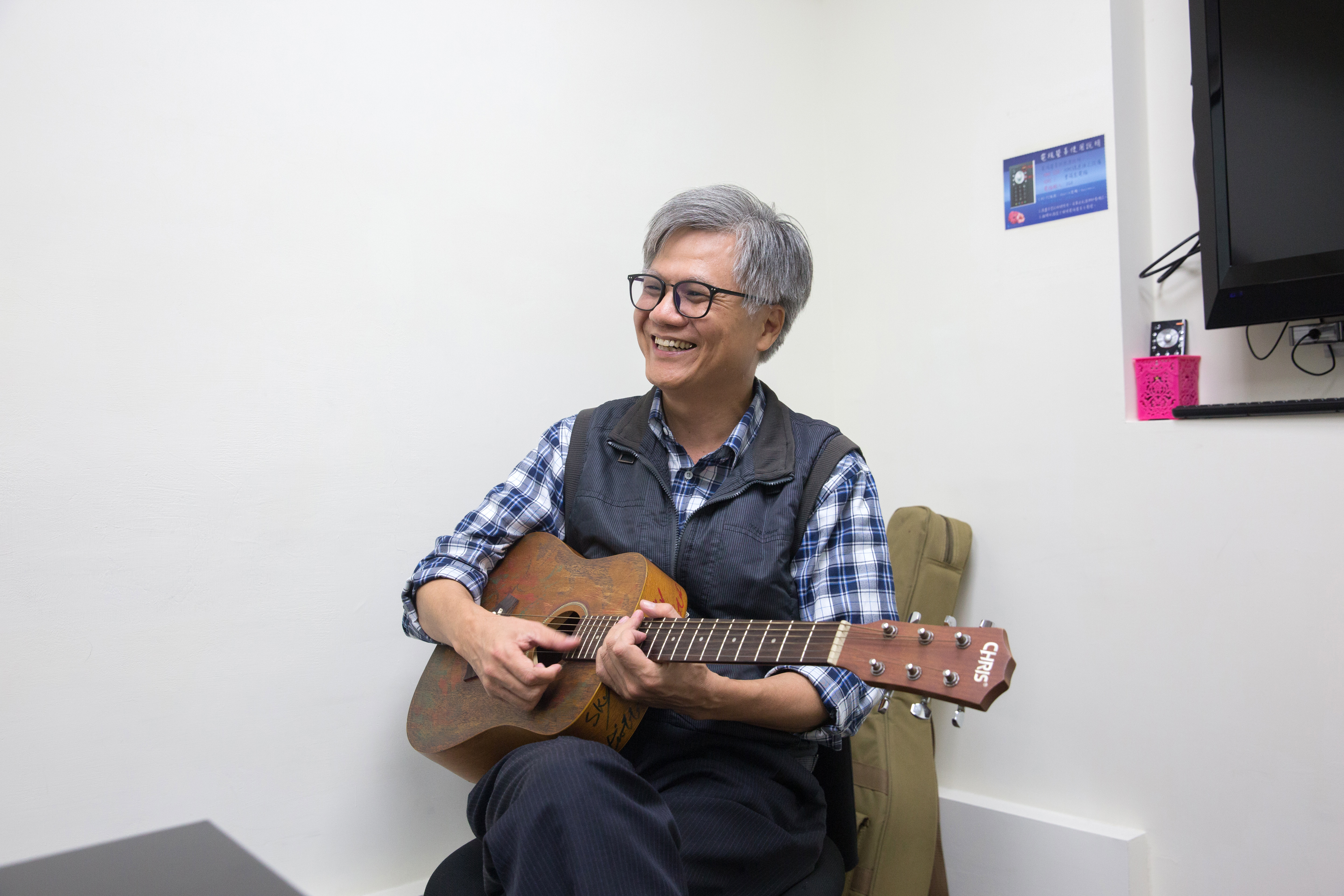 愛唱歌的吳蕚洋年輕時的音樂夢受挫，在現在的競選辦公室裡，有一把二手吉他，他偶而會拿起來自彈自唱當消遣。