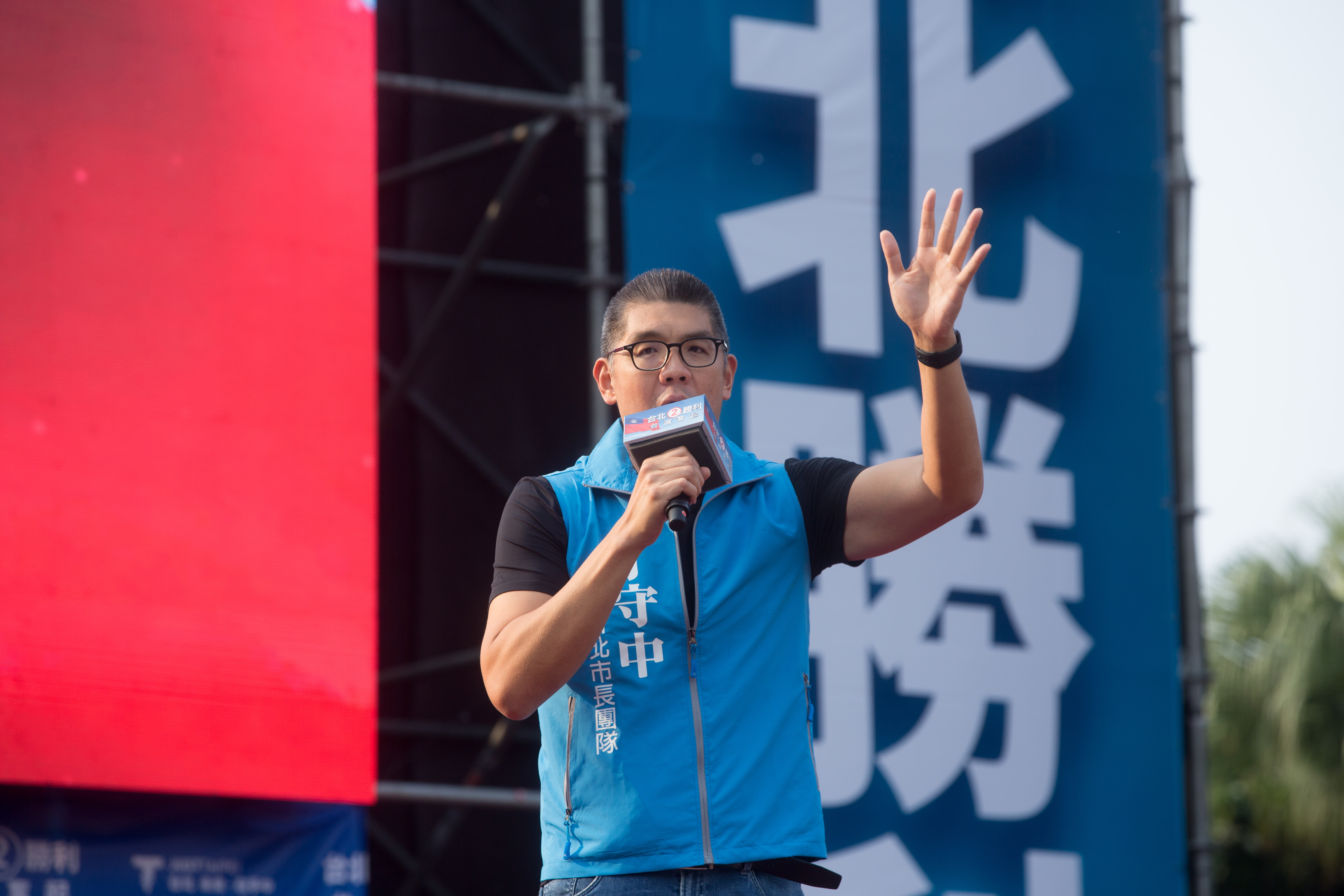 連勝文在臉書上發文，訴說4年前參選被稱為「神豬」的心情，並呼籲綠營勿雙重標準。