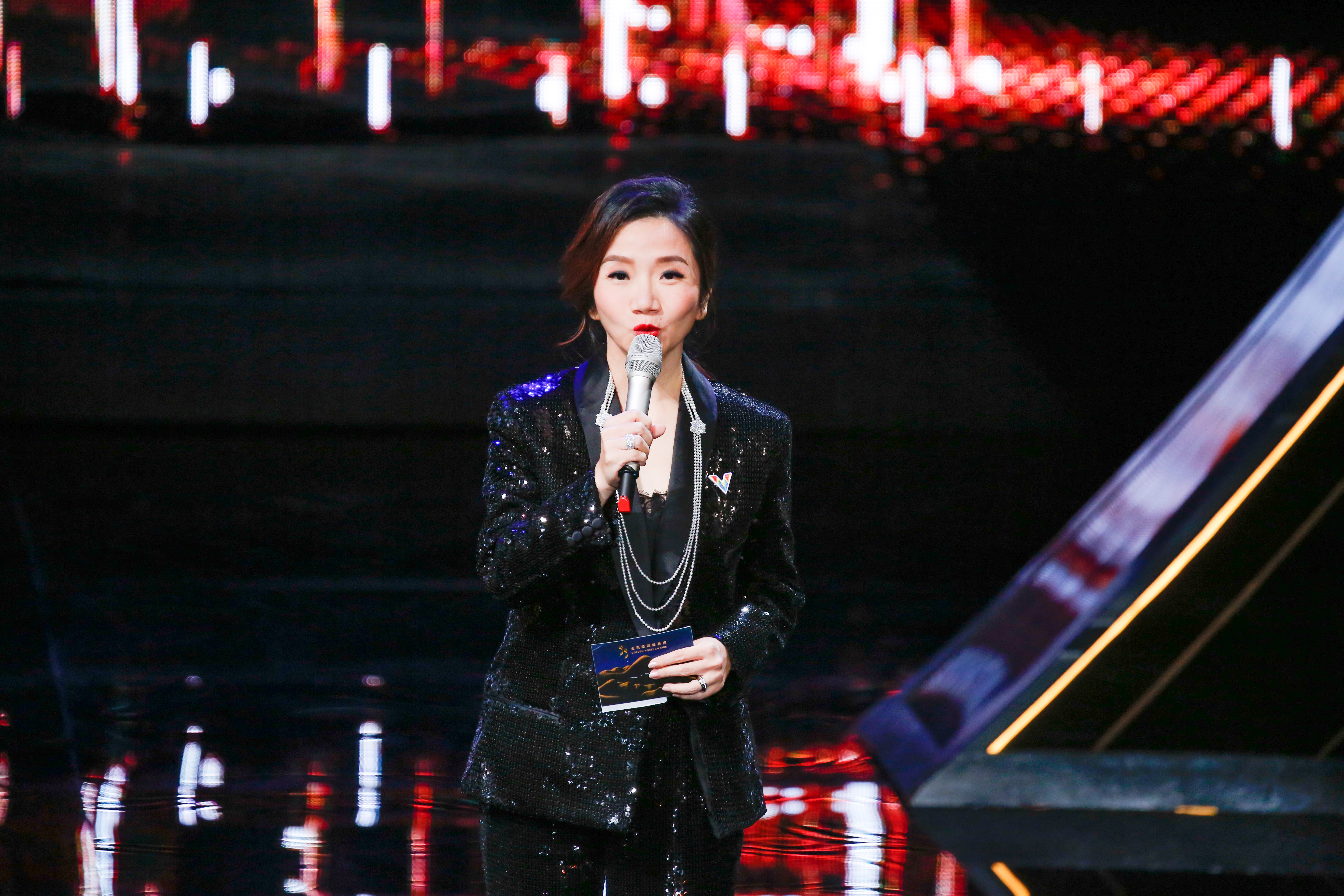 陶晶瑩主持金馬55有大將之風，幽默機智兼具又溫馨感人，尤其拜託文化部長鄭麗君，為觀眾能多看好電影請命的氣魄，令人豎起大姆指。