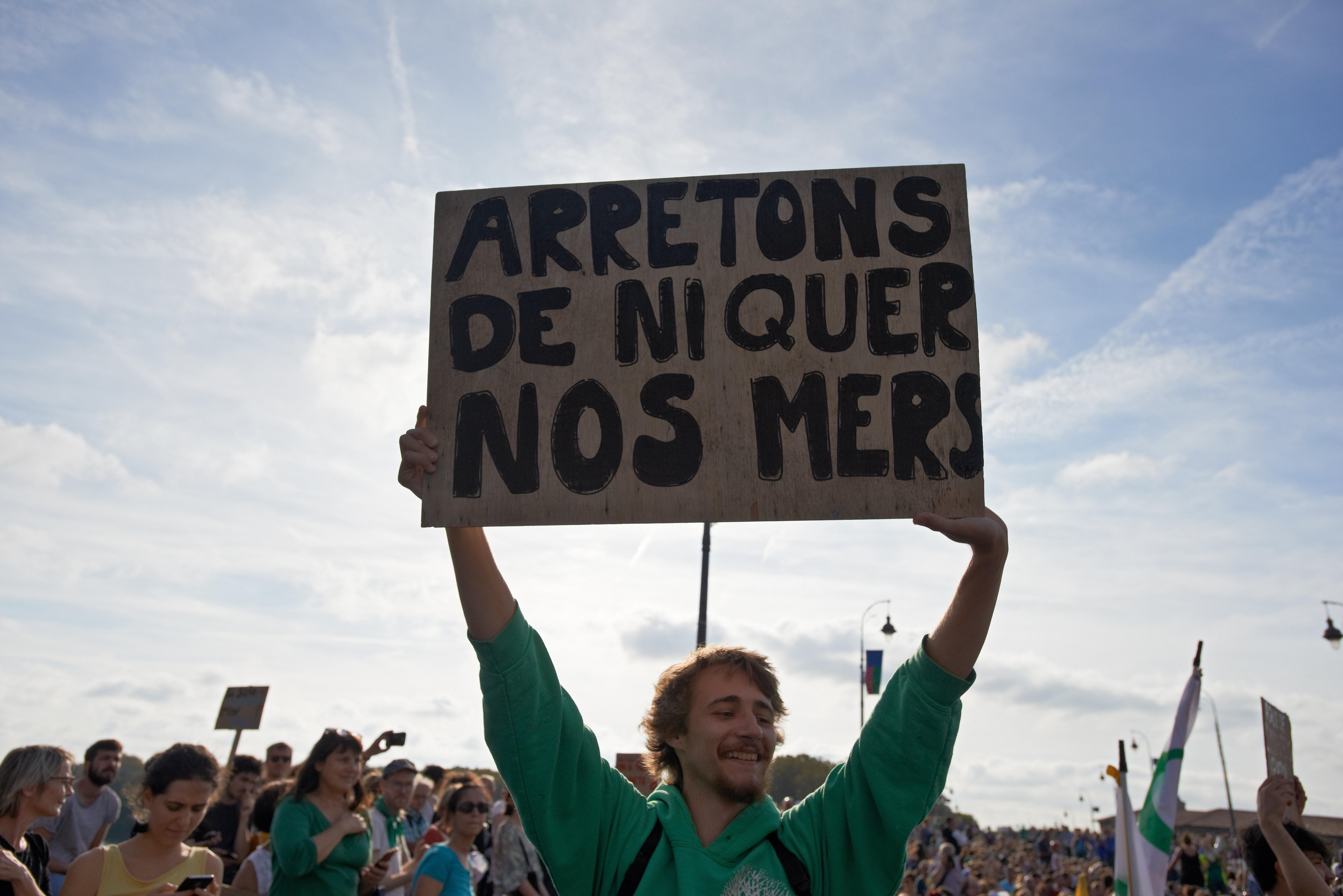 10月間的法國氣候大遊行，民眾高舉標語：「停止惡搞海洋」。（東方IC）