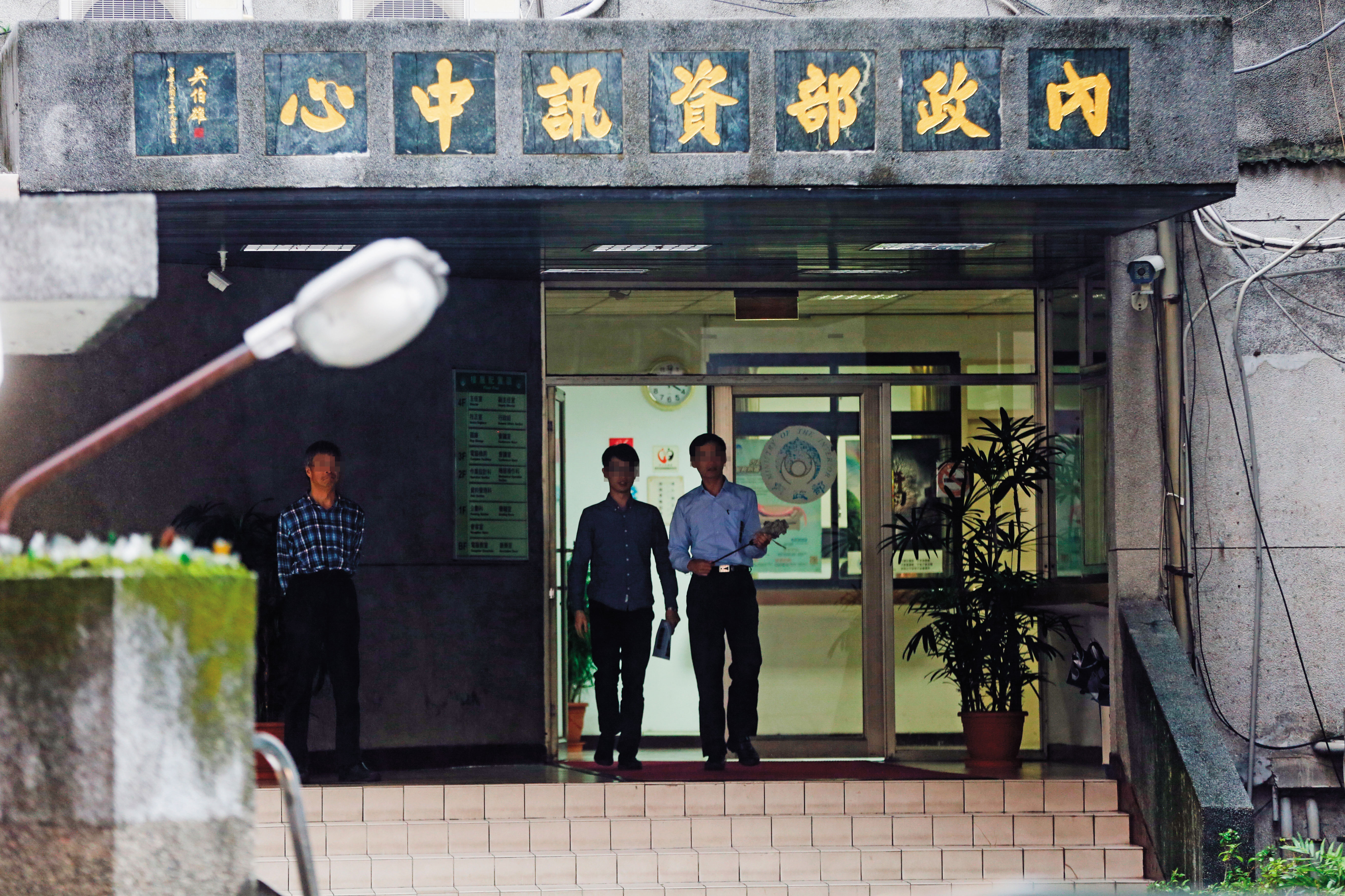 針對資訊中心遭爆涉官商勾結，內政部今（19）日回應，日前已針對移民署重點資訊系統及協力廠商進行通盤稽查，檢測結果未發現後門程式或有資料外洩情形。