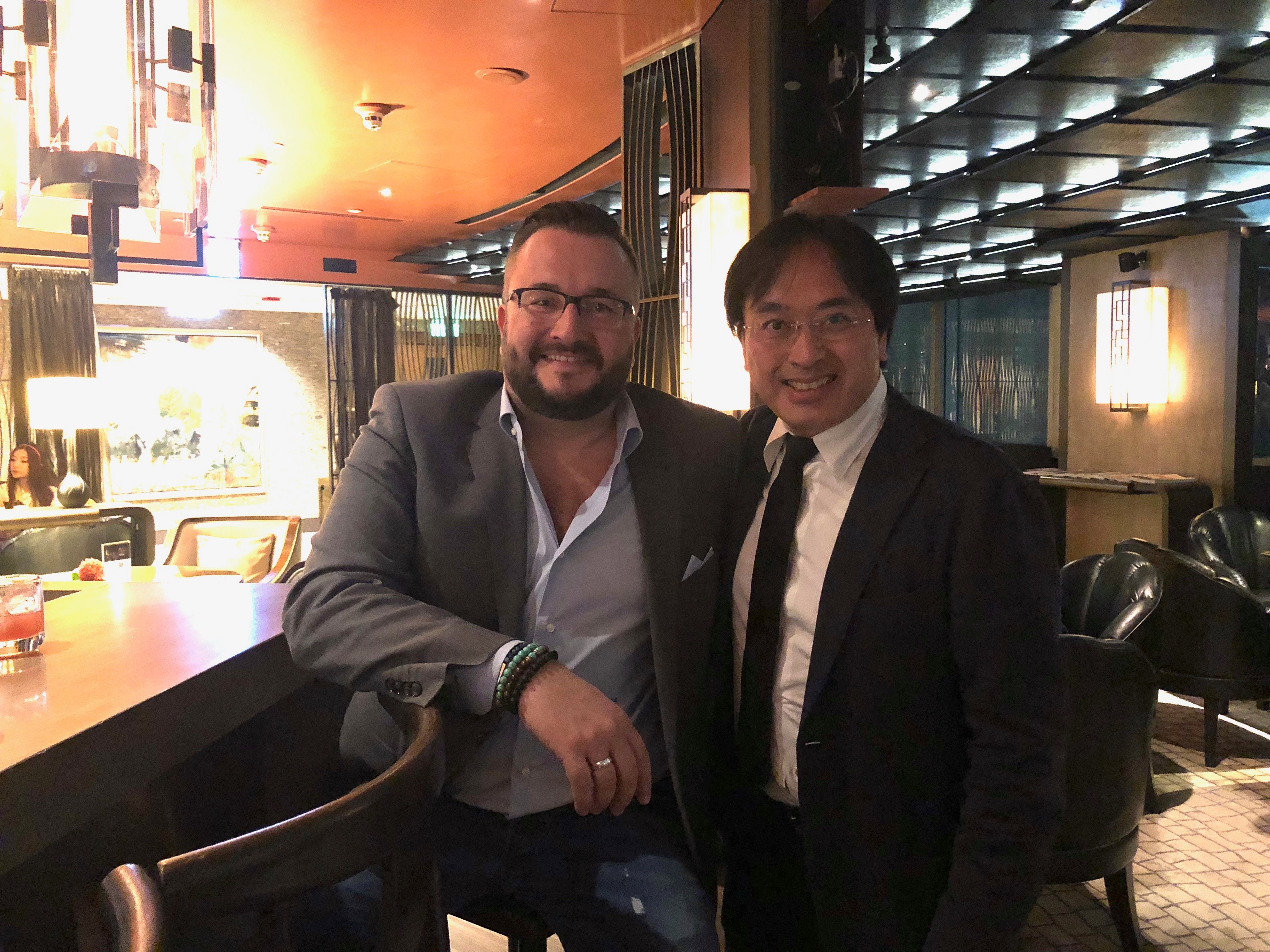 越昇國際董事長丁煦暉（右）與樂沙度第六代酒廠主人Matteo Luxardo。